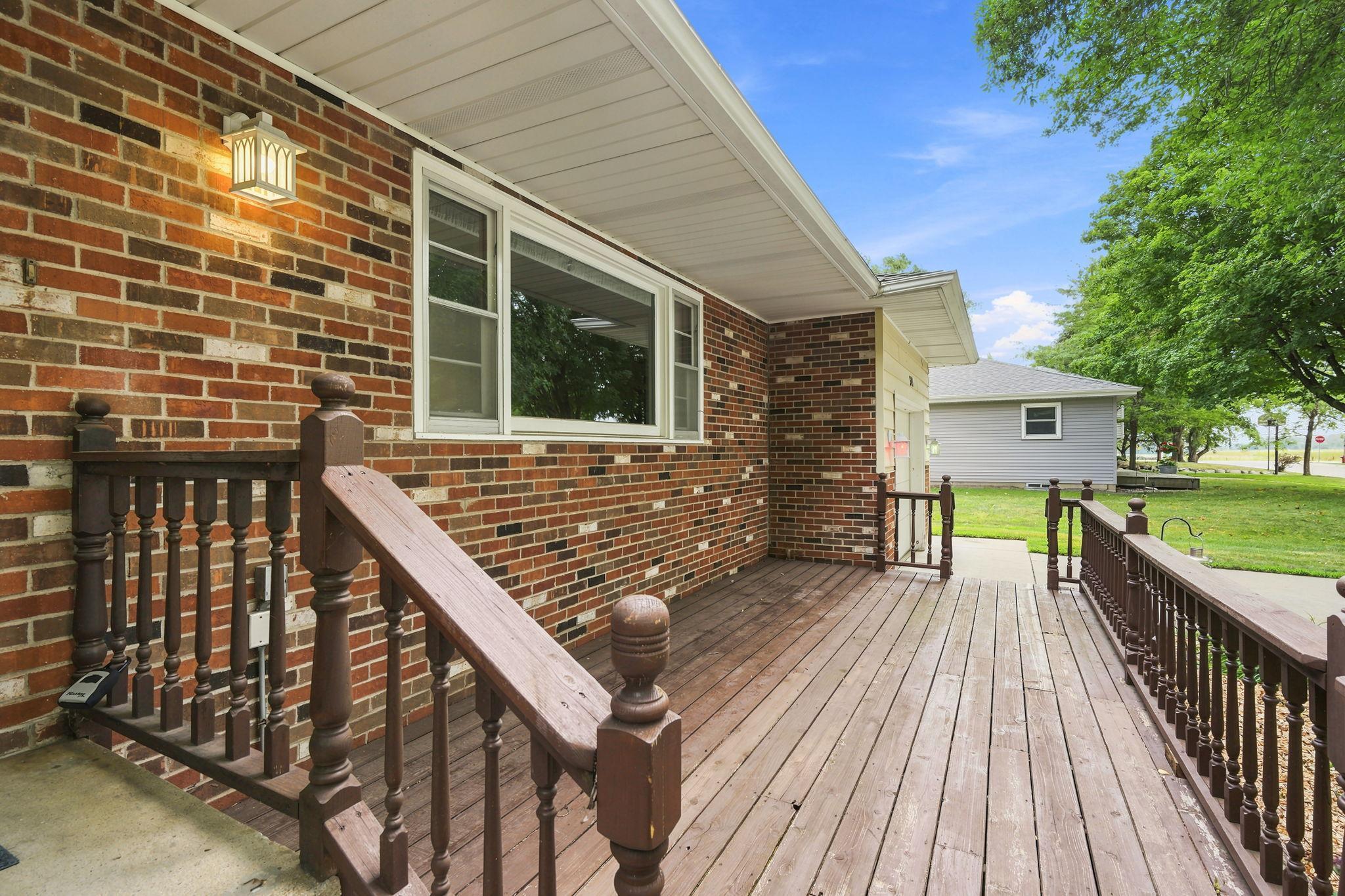 319 Maple Avenue S Property Photo 4