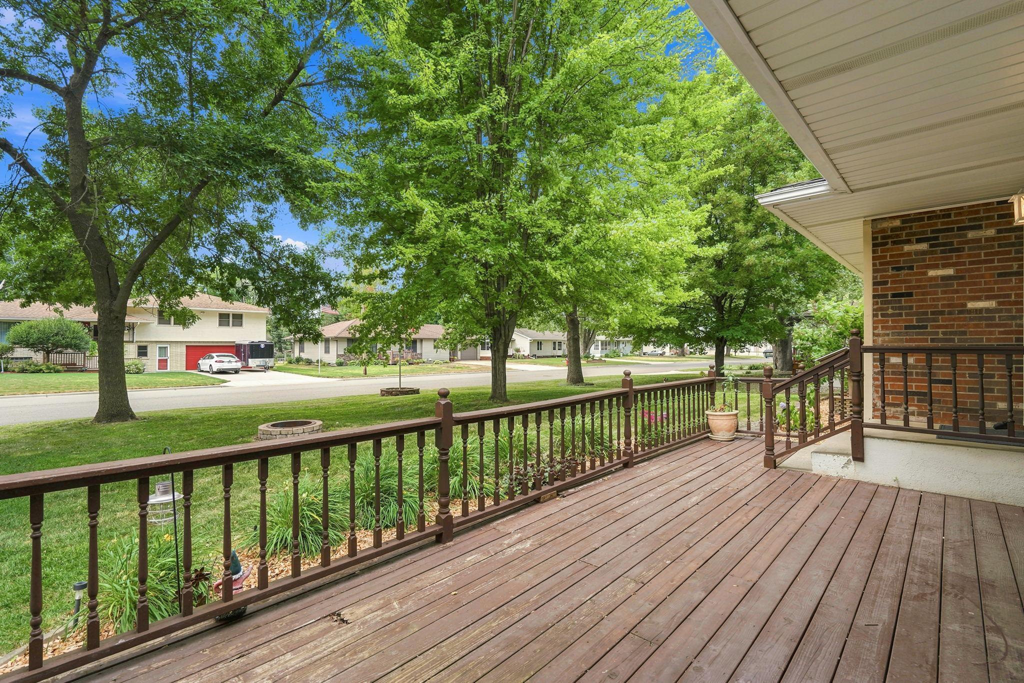 319 Maple Avenue S Property Photo 5