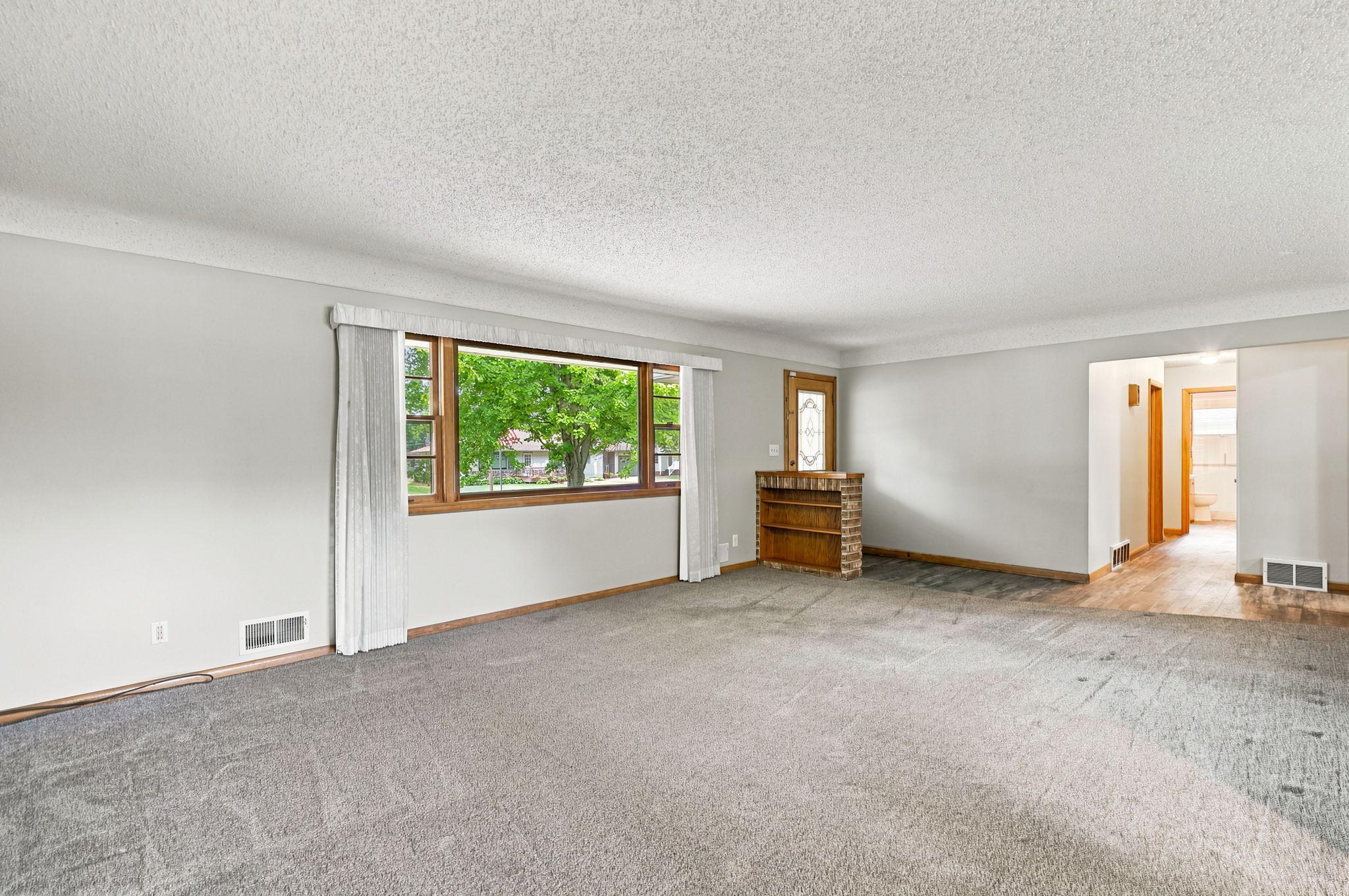 319 Maple Avenue S Property Photo 7