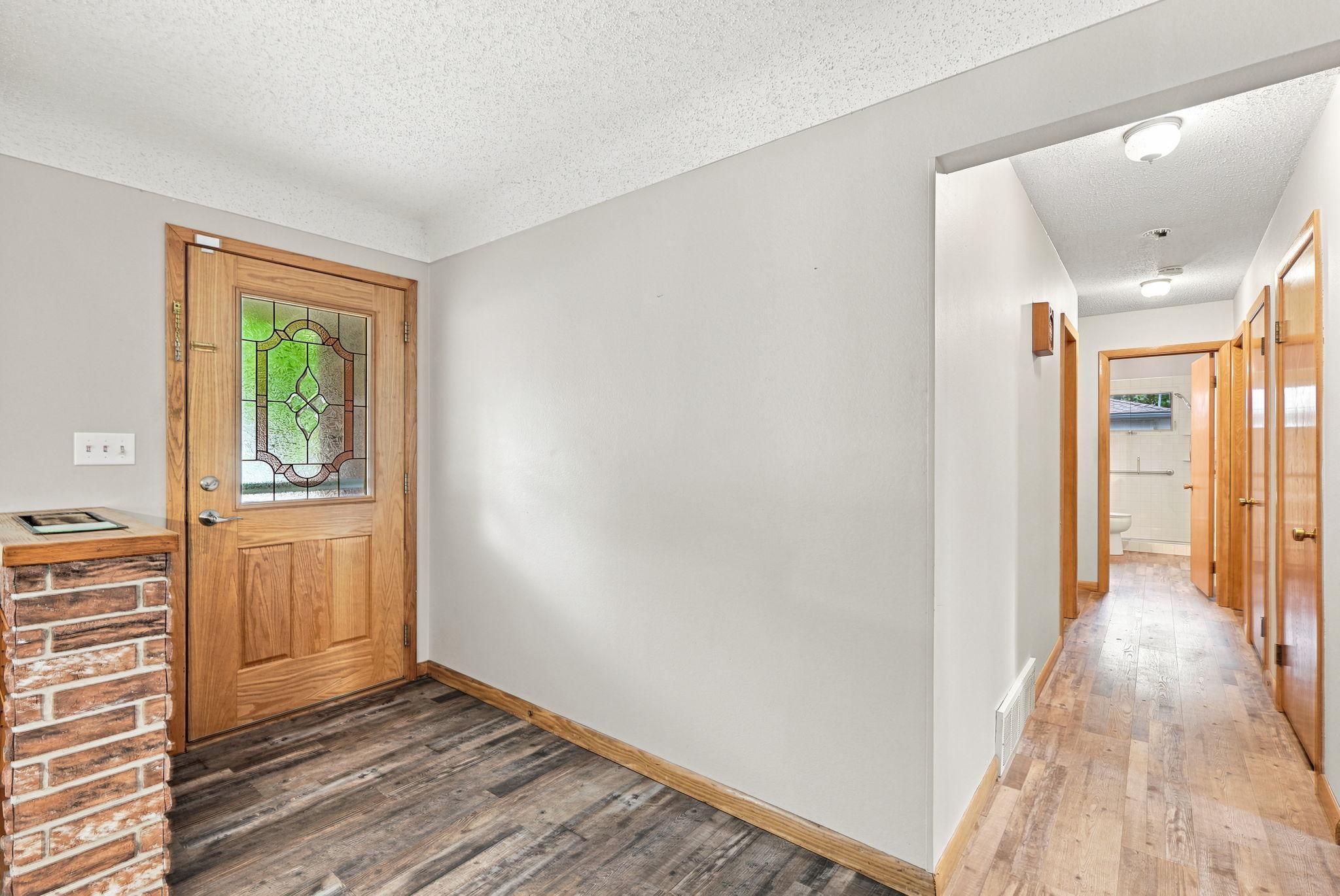 319 Maple Avenue S Property Photo 8