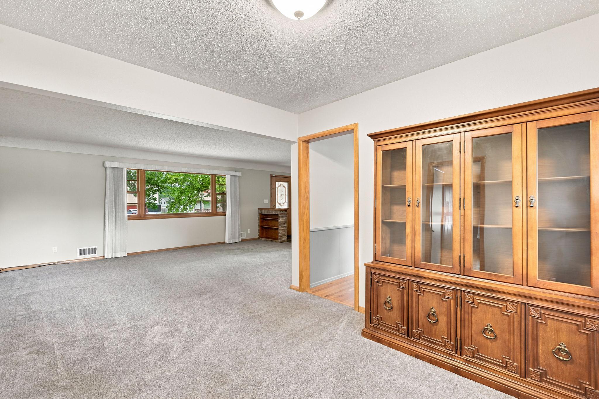 319 Maple Avenue S Property Photo 10