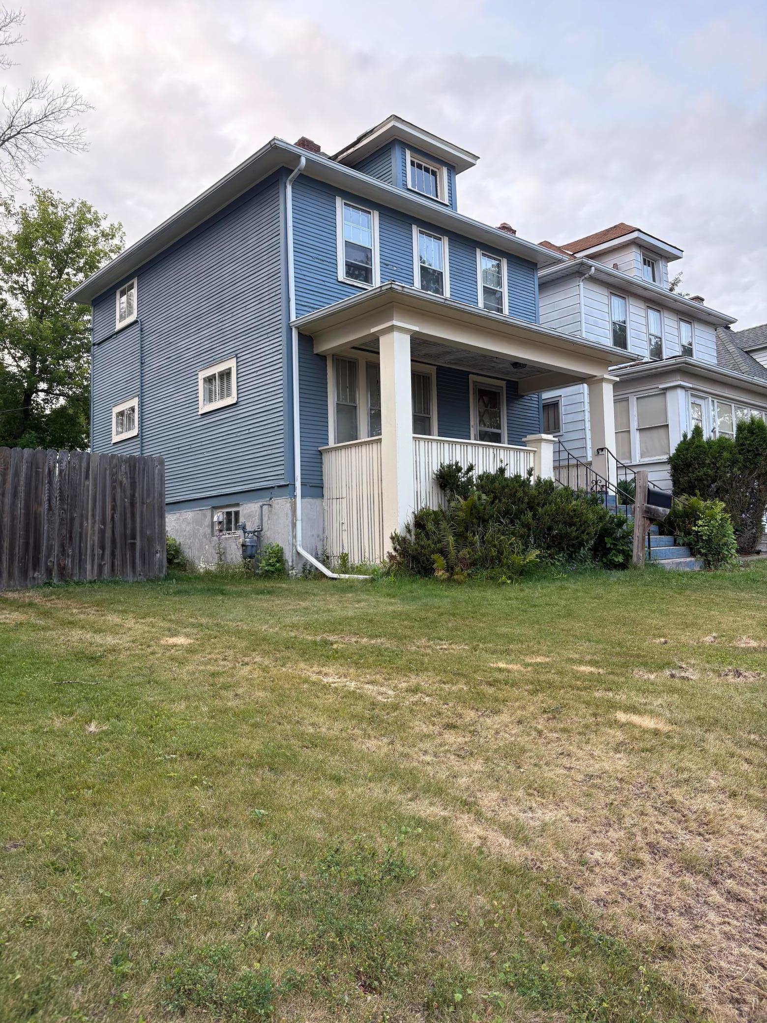 1117 E 10th Street Property Photo 2