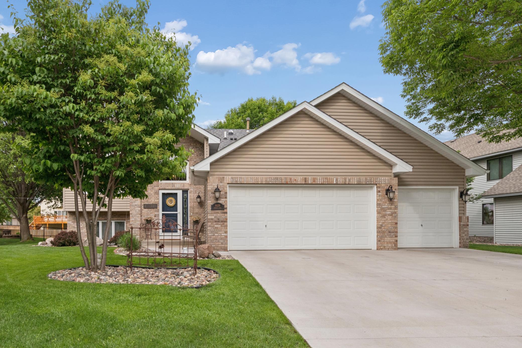 9039 Vickors Crossing Property Photo 6