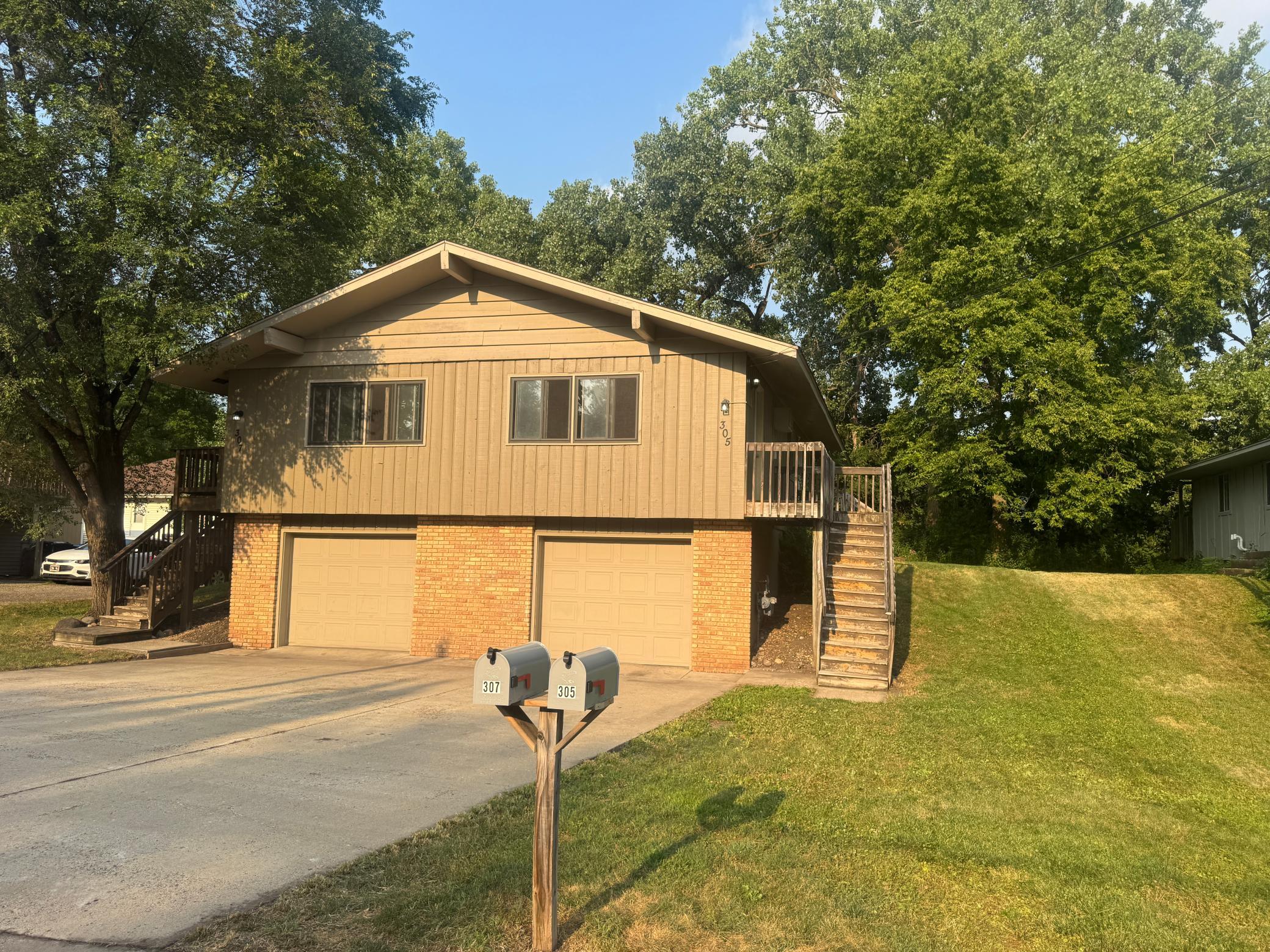 305 Jackson Avenue N Property Photo 2