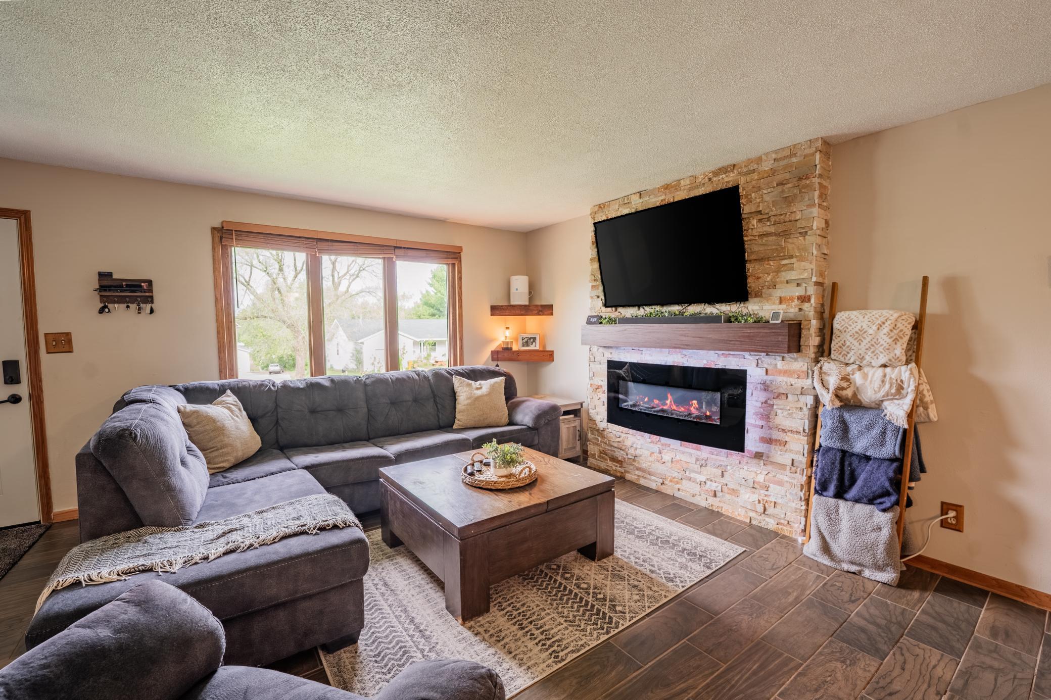 1127 5th Street E Property Photo 6