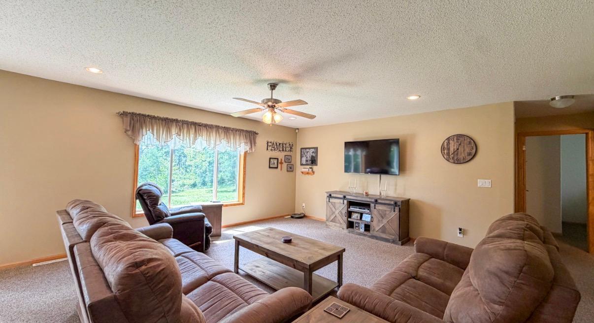 5252 Elmwood Court Ne Property Photo 3