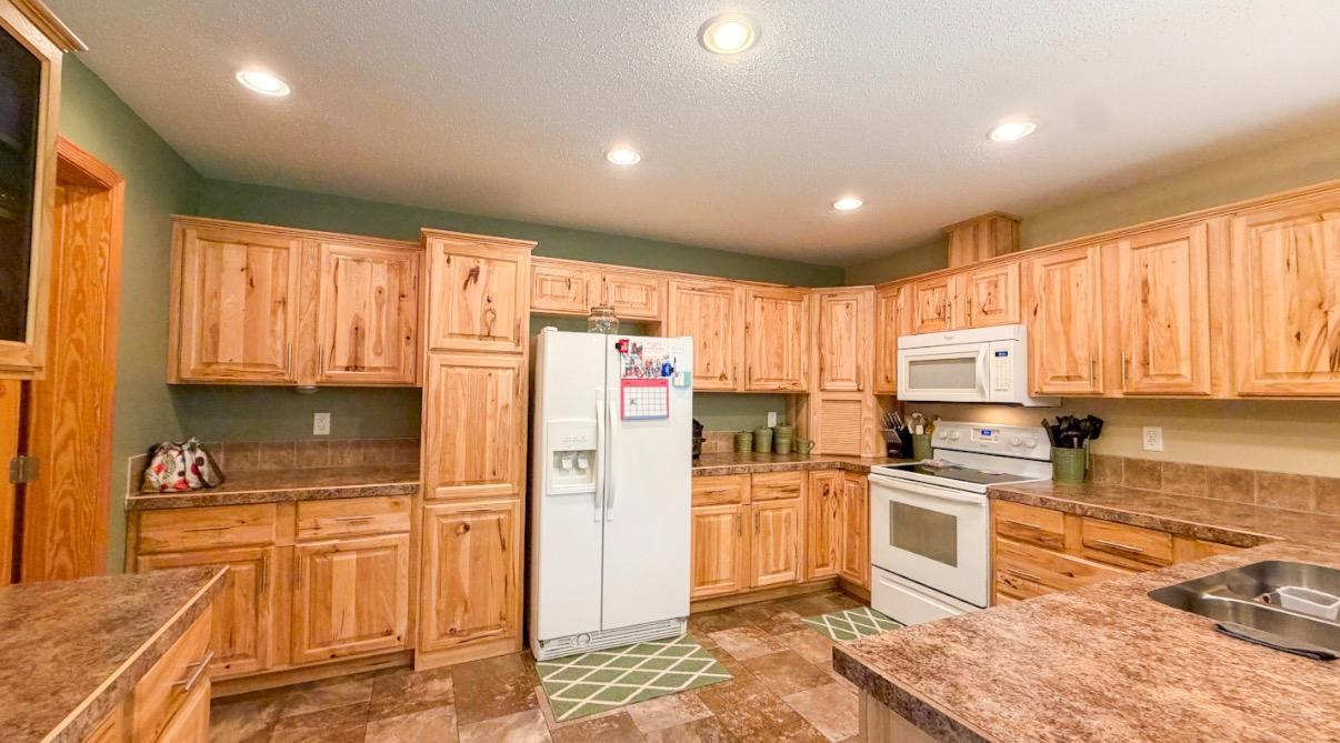 5252 Elmwood Court Ne Property Photo 5