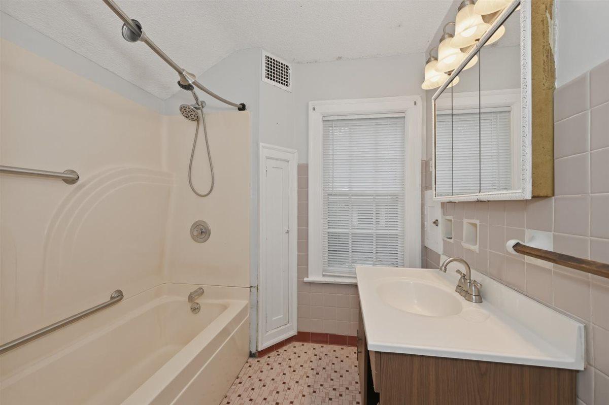 611 Lincoln Parkway Property Photo 17