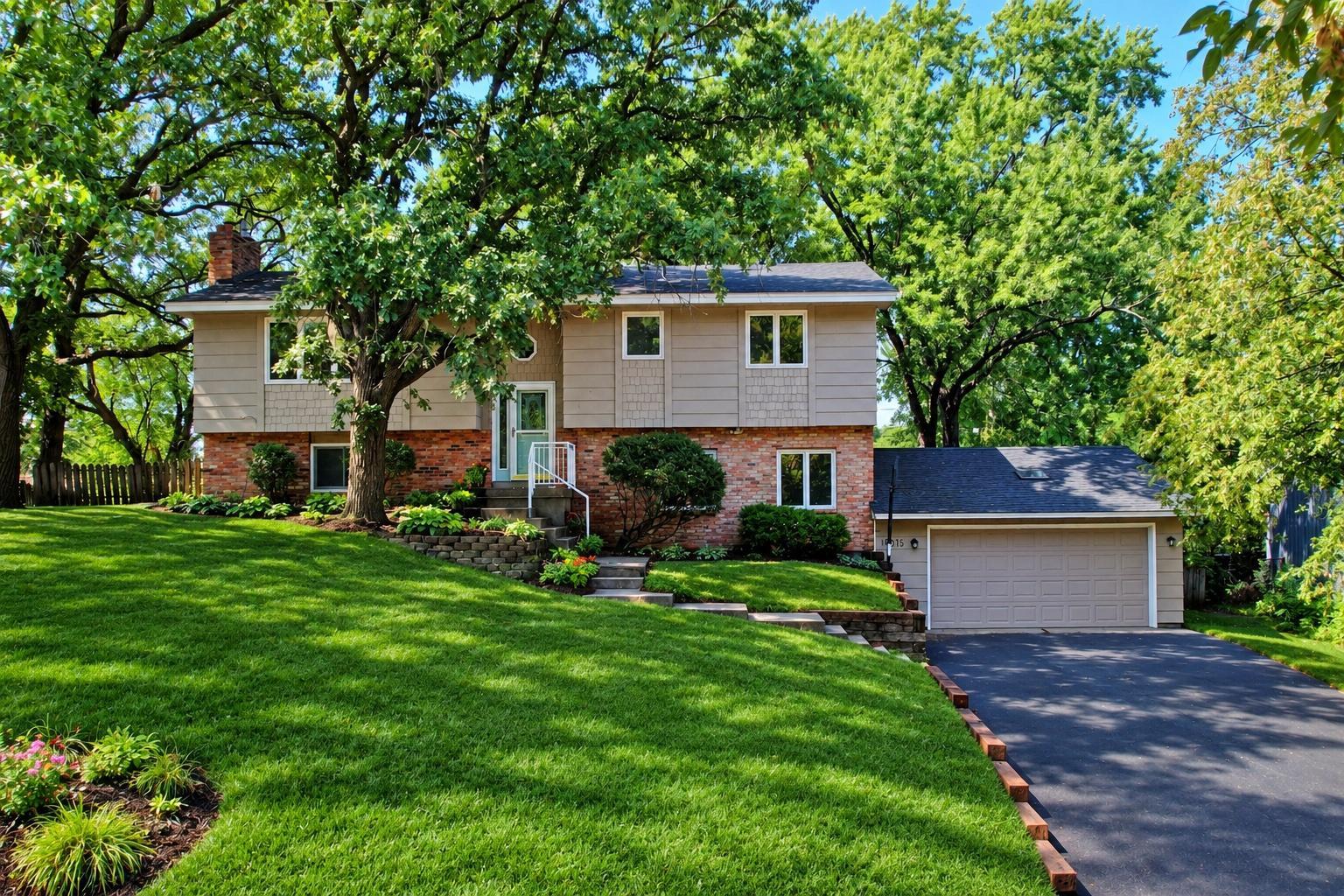 16015 Oak Shore Drive Property Photo 1