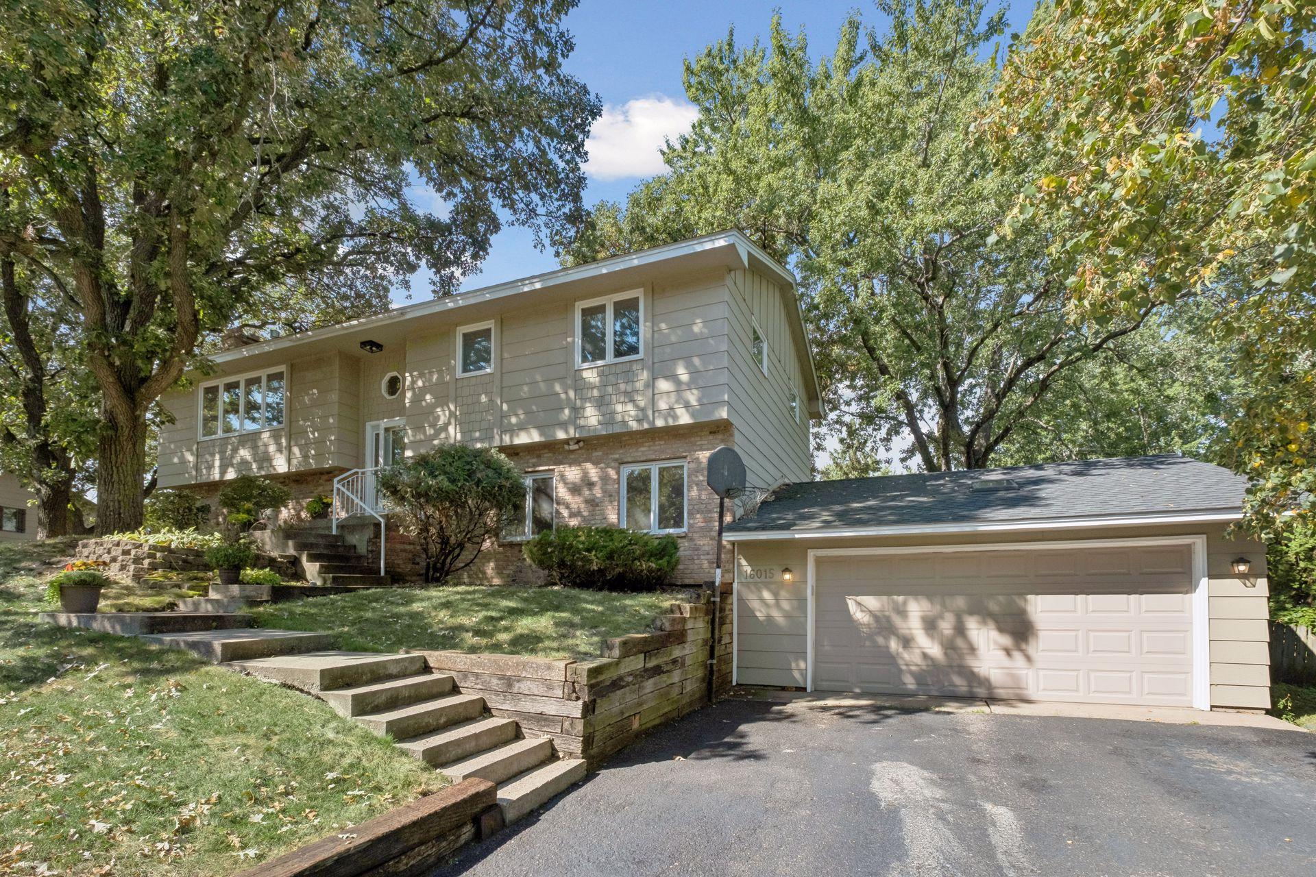 16015 Oak Shore Drive Property Photo 1