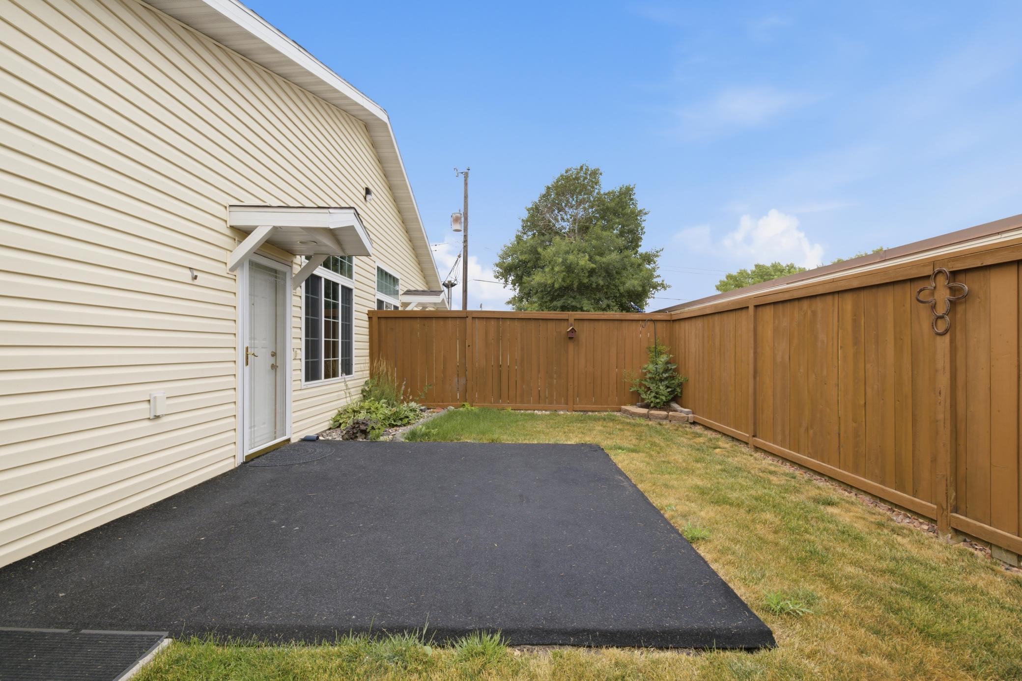 600 6th Street E 3 Property Photo 6