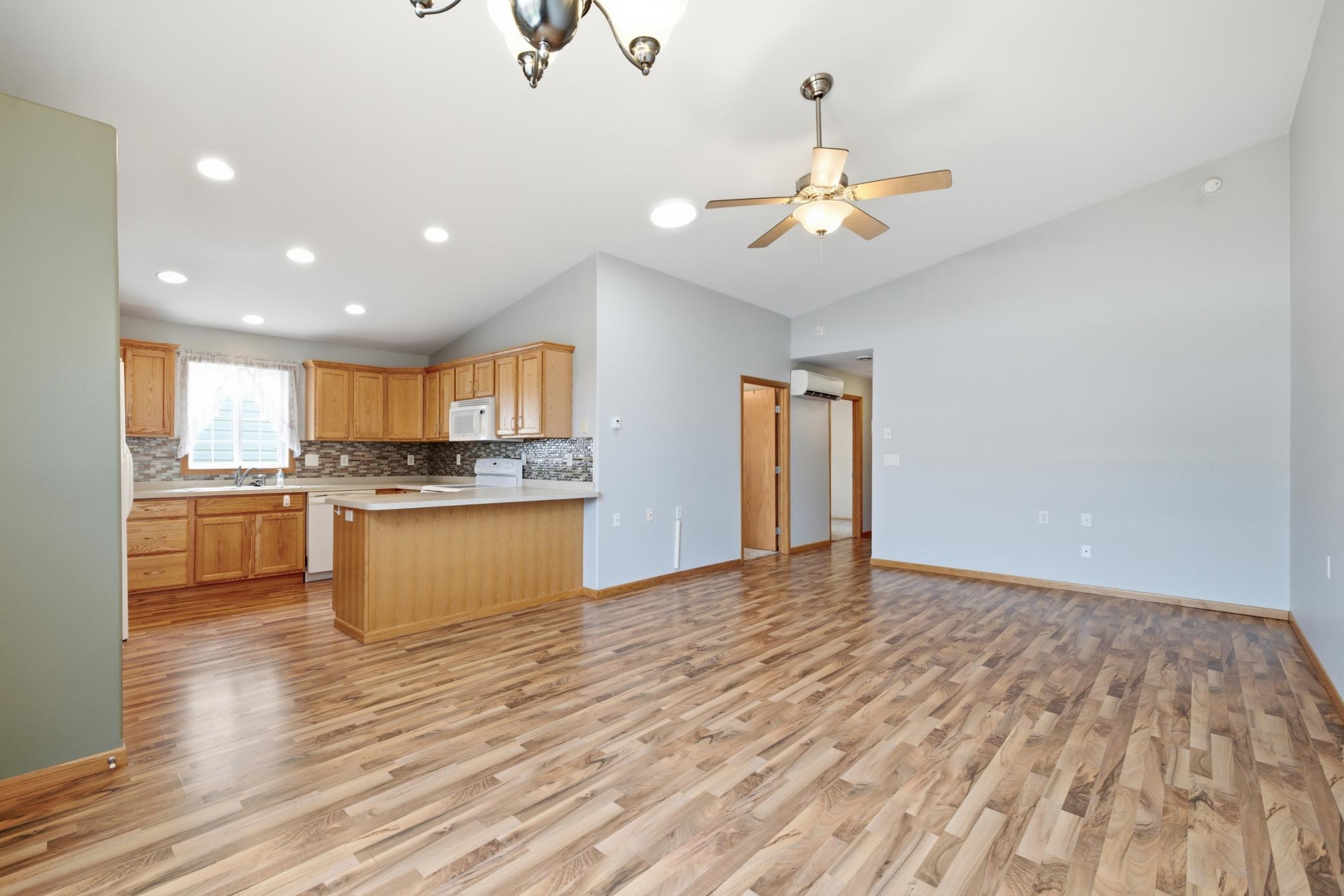 600 6th Street E 3 Property Photo 7