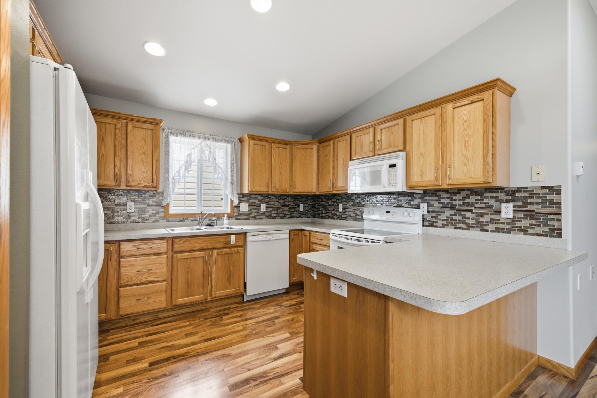 600 6th Street E 3 Property Photo 9