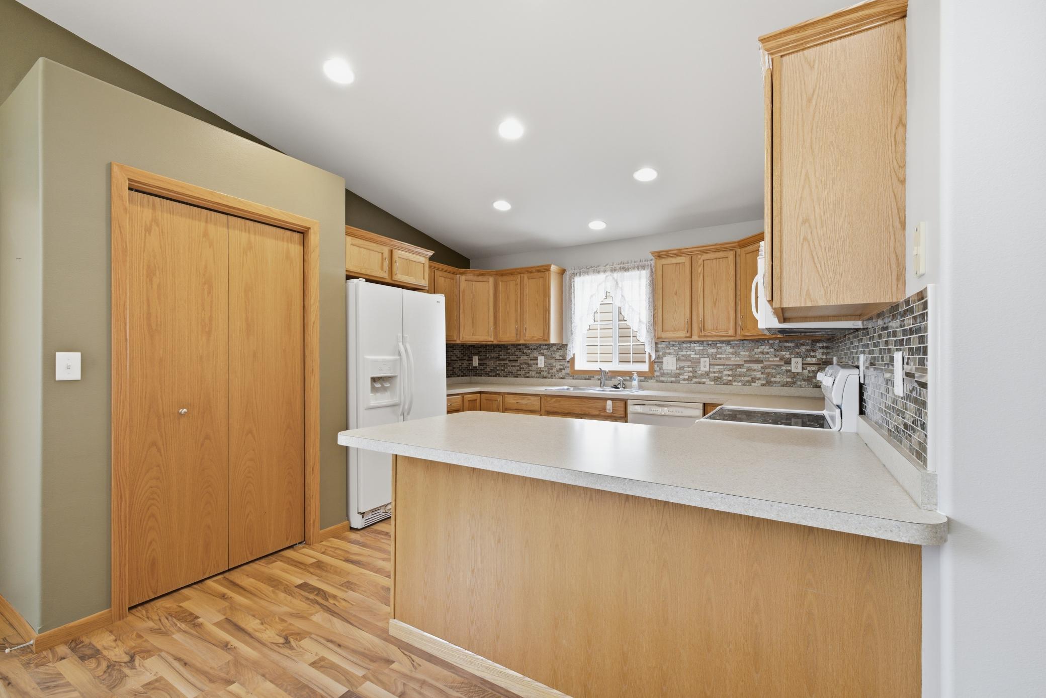 600 6th Street E 3 Property Photo 10