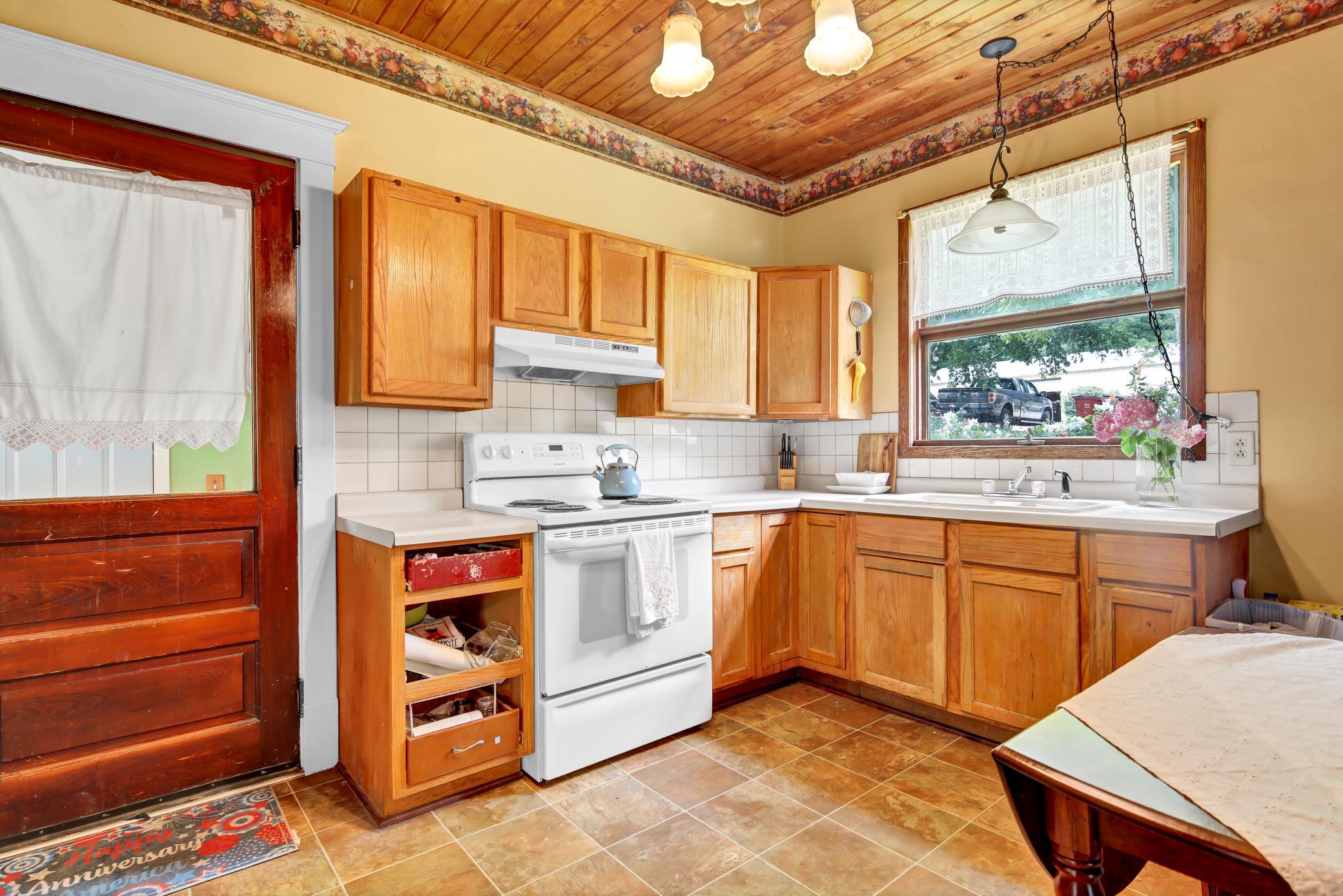 692 School Drive Property Photo 10