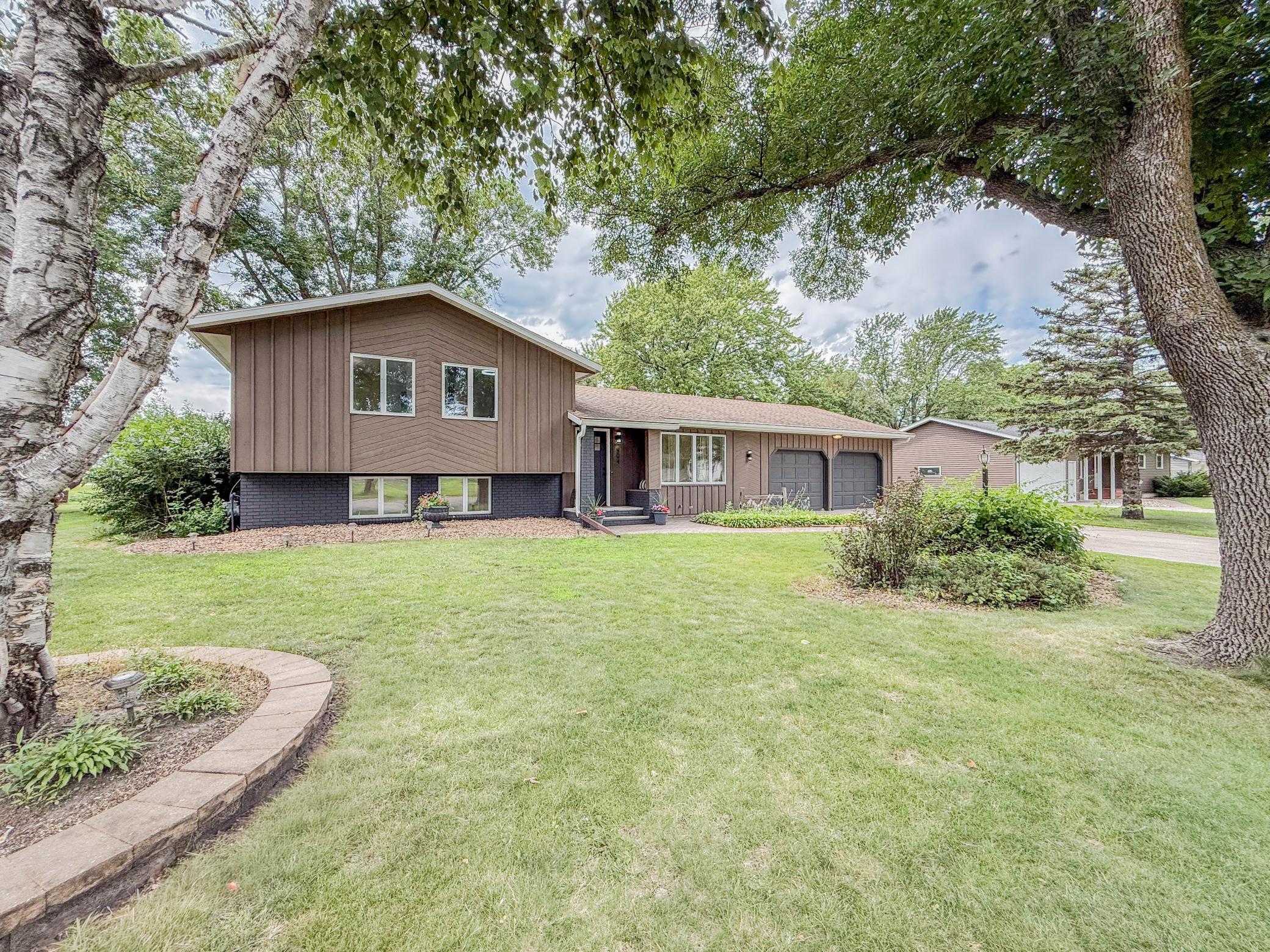 904 Birch Avenue W Property Photo 1