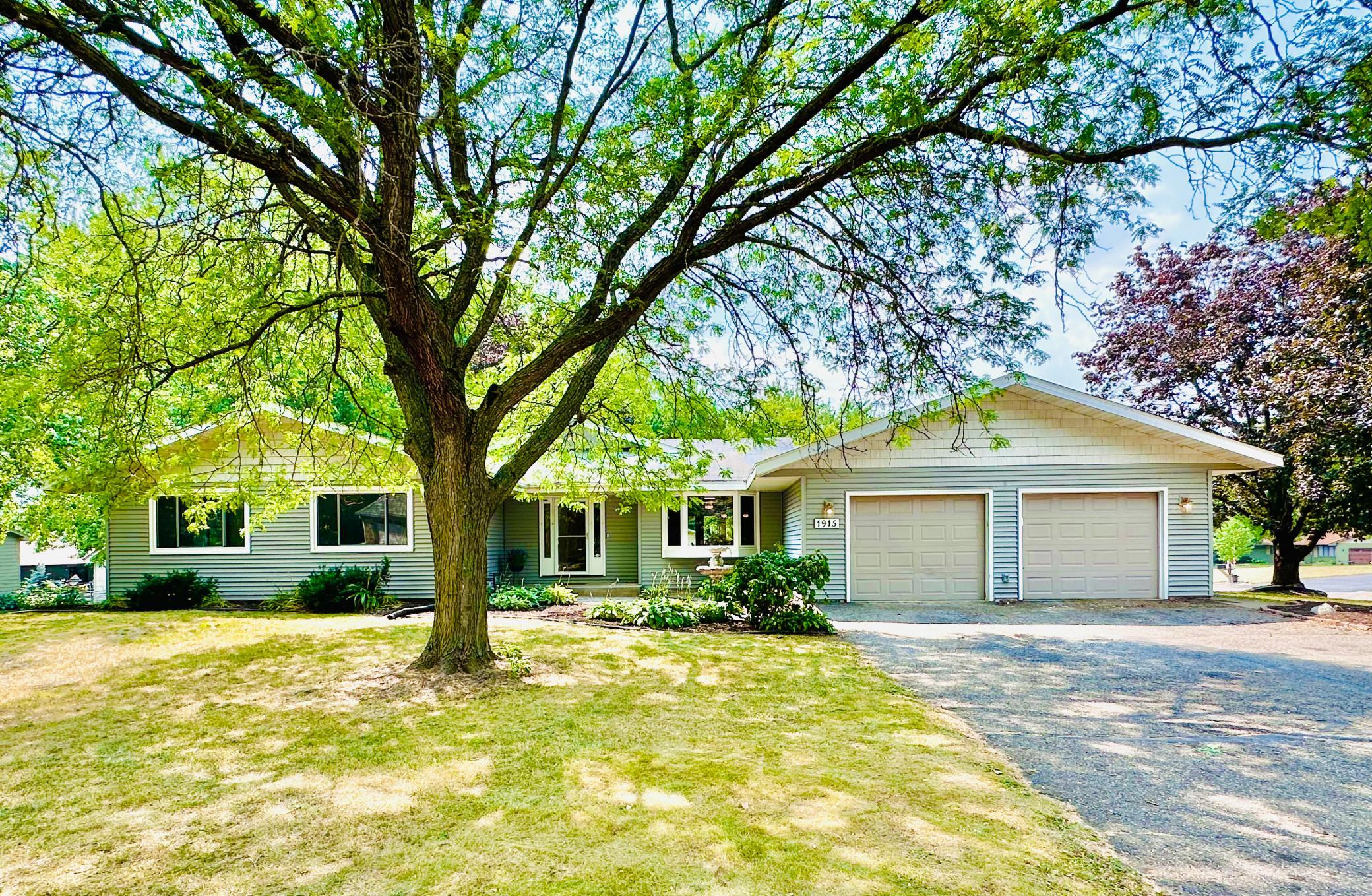 1915 Twin Circle Drive Property Photo 1