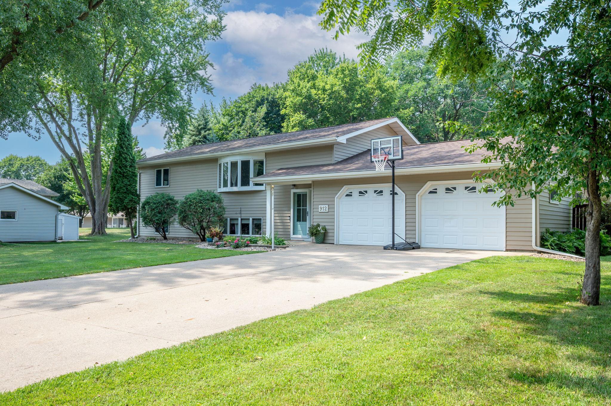912 Shoreacres Drive Property Photo 1