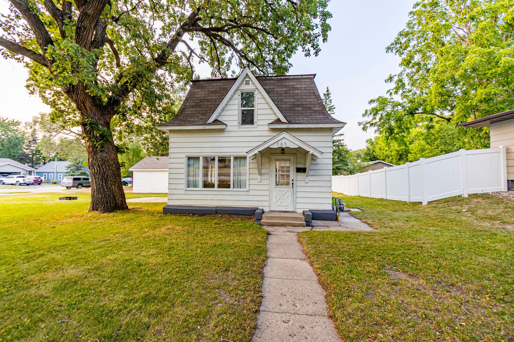 505 8th Avenue E Property Photo 1