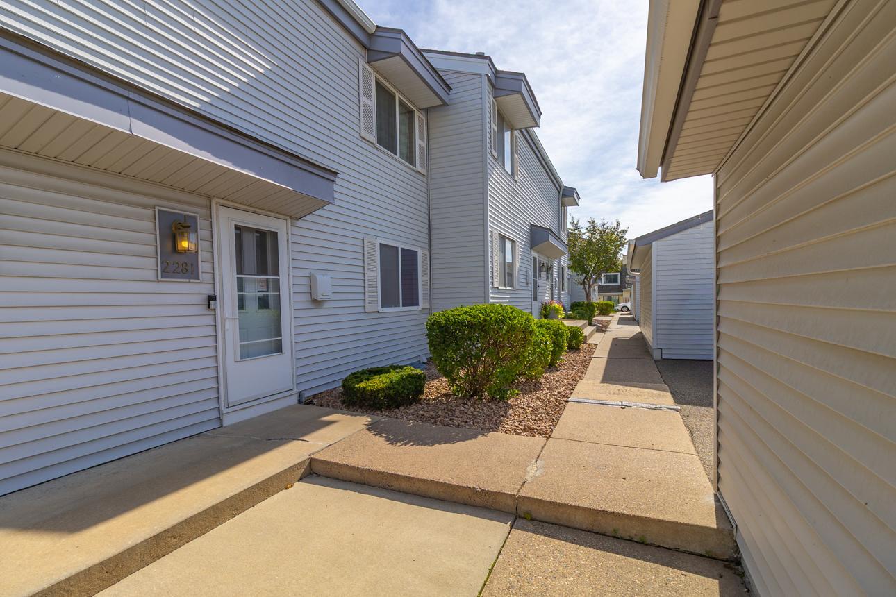 2281 Pond Avenue E Property Photo 2