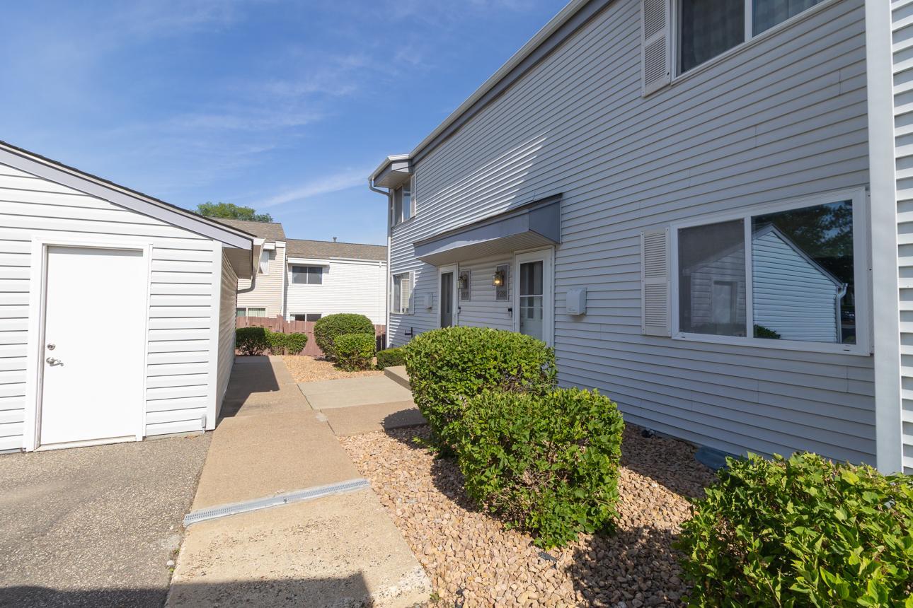 2281 Pond Avenue E Property Photo 3