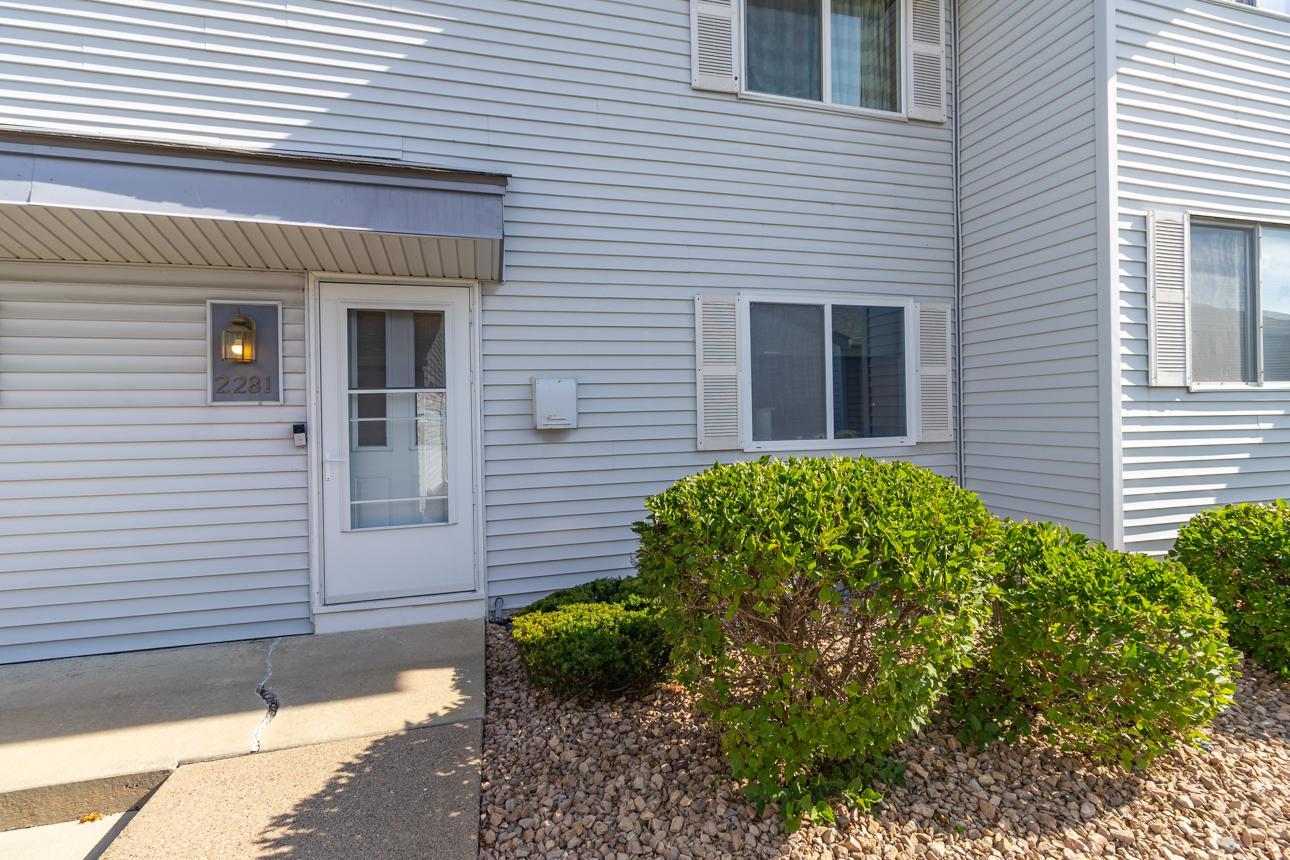 2281 Pond Avenue E Property Photo 4