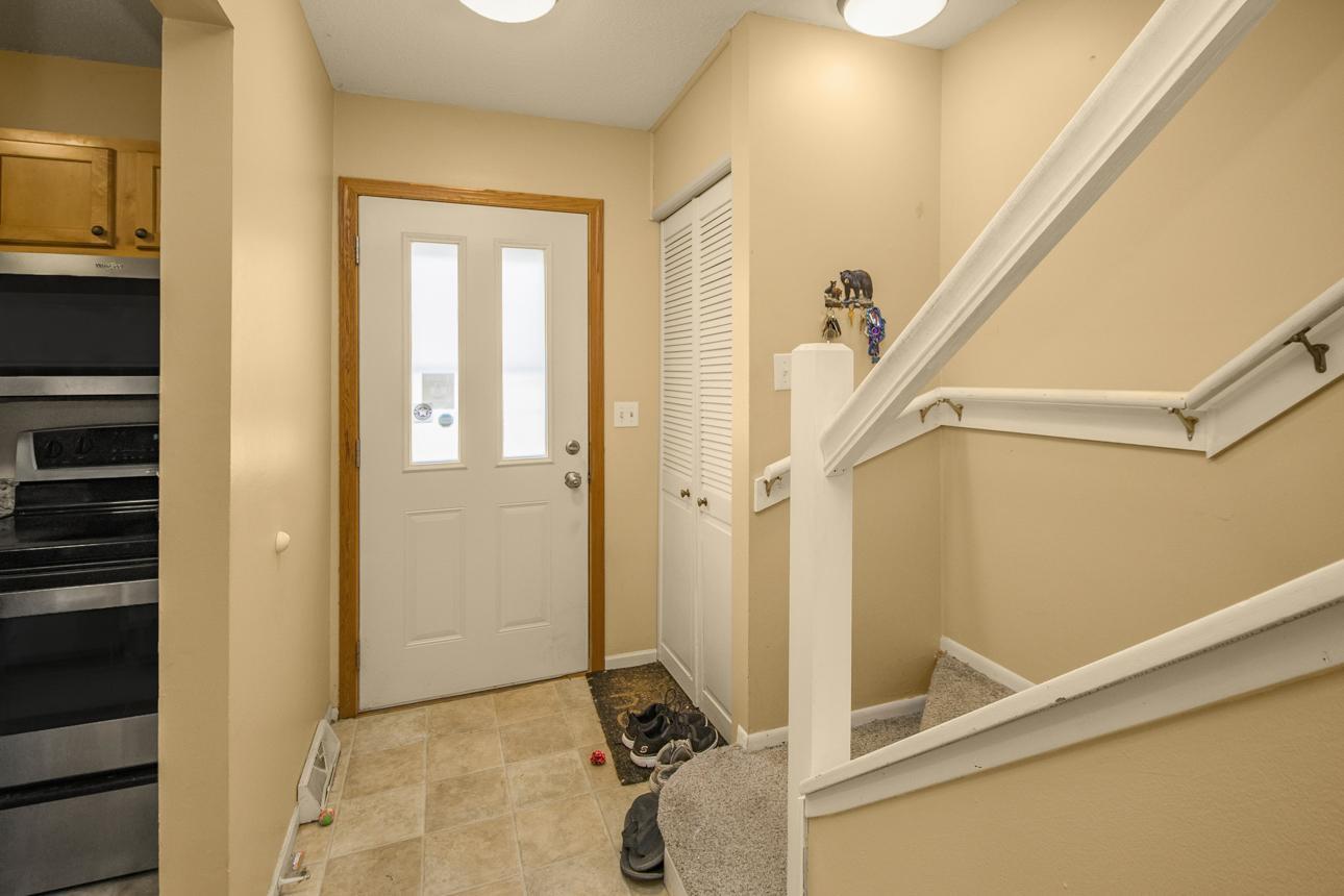 2281 Pond Avenue E Property Photo 6