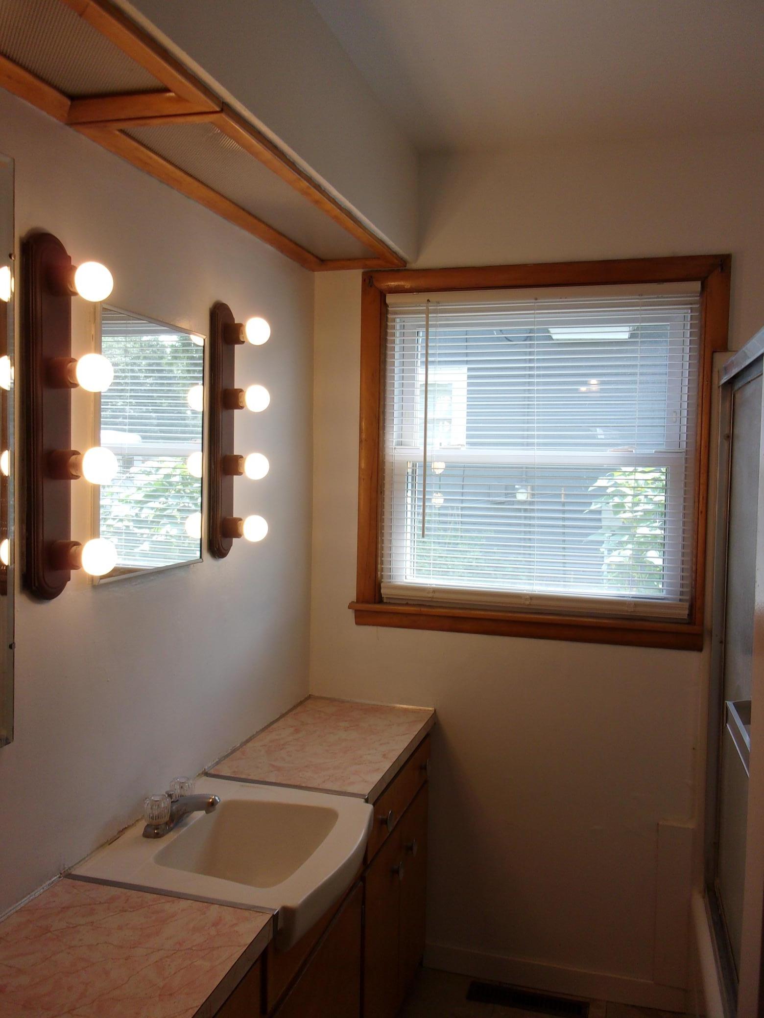 218 E 2nd Street Property Photo 13