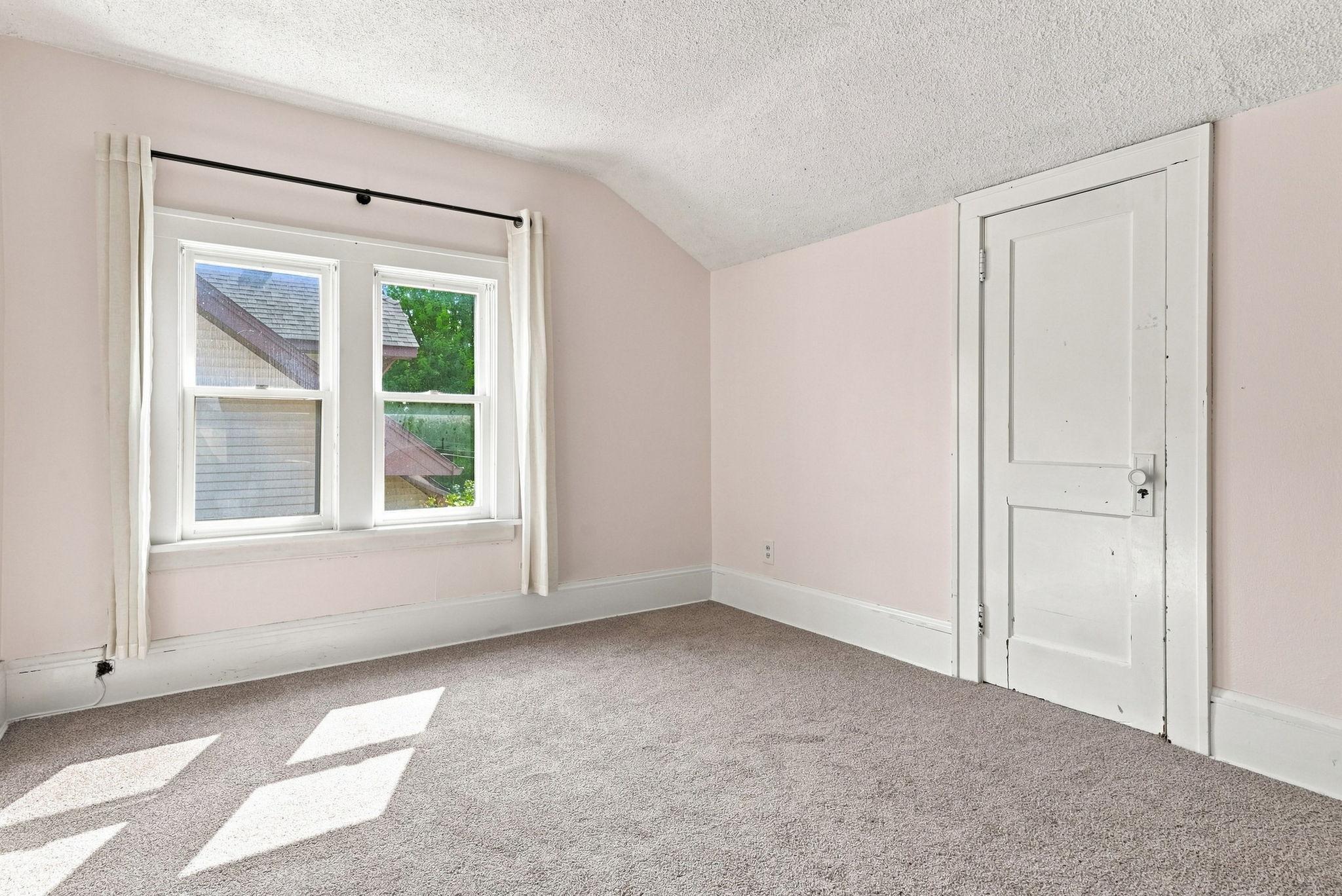 902 Hyacinth Ave E Property Photo 14