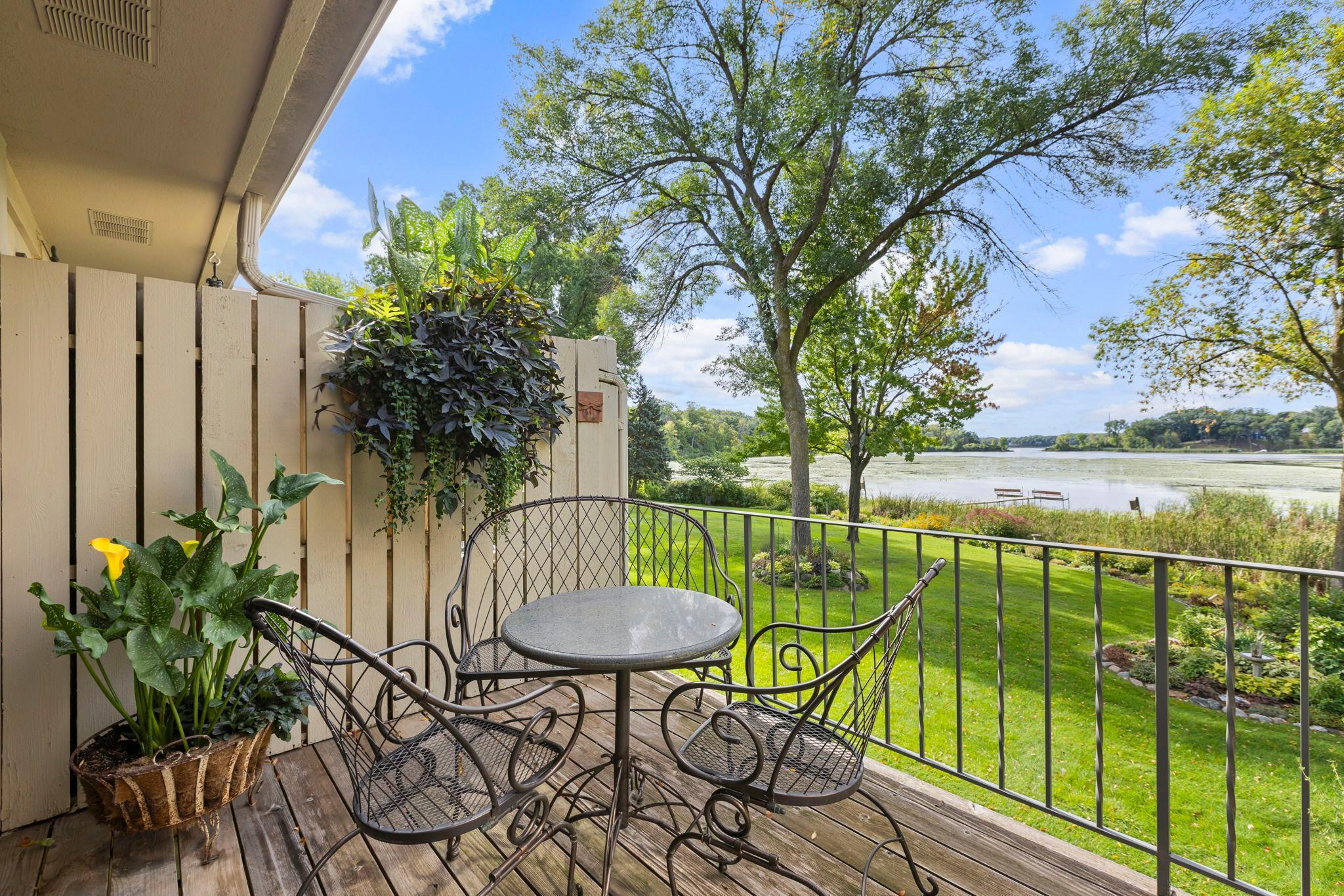 1297 Black Oaks Court N