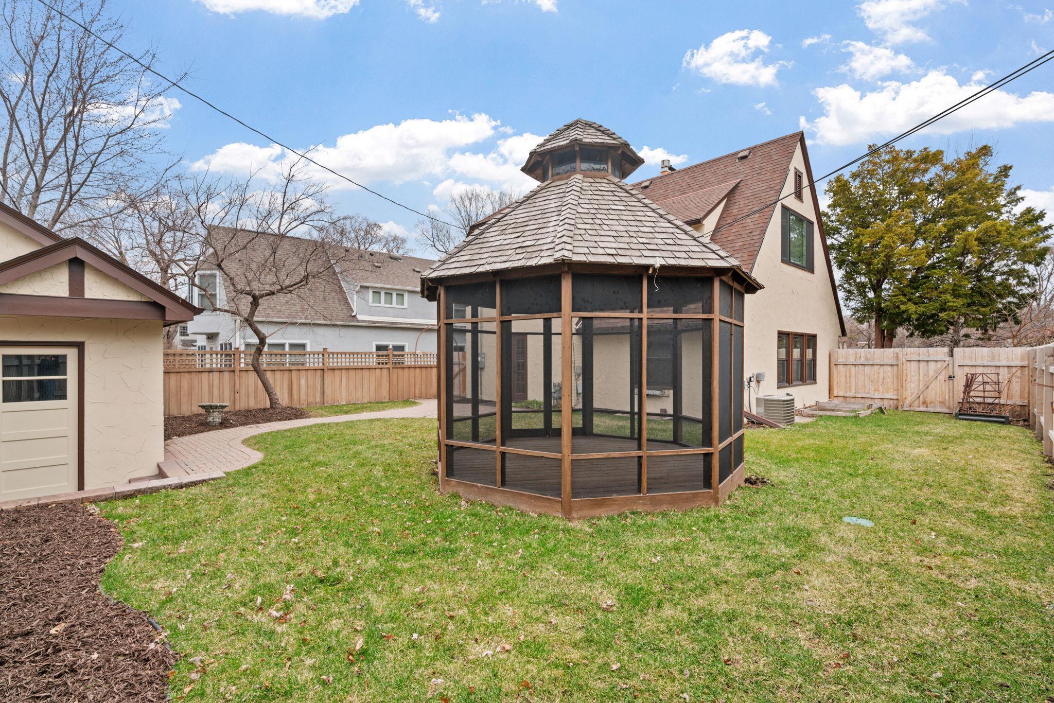 2790 Dean Parkway Property Photo 12