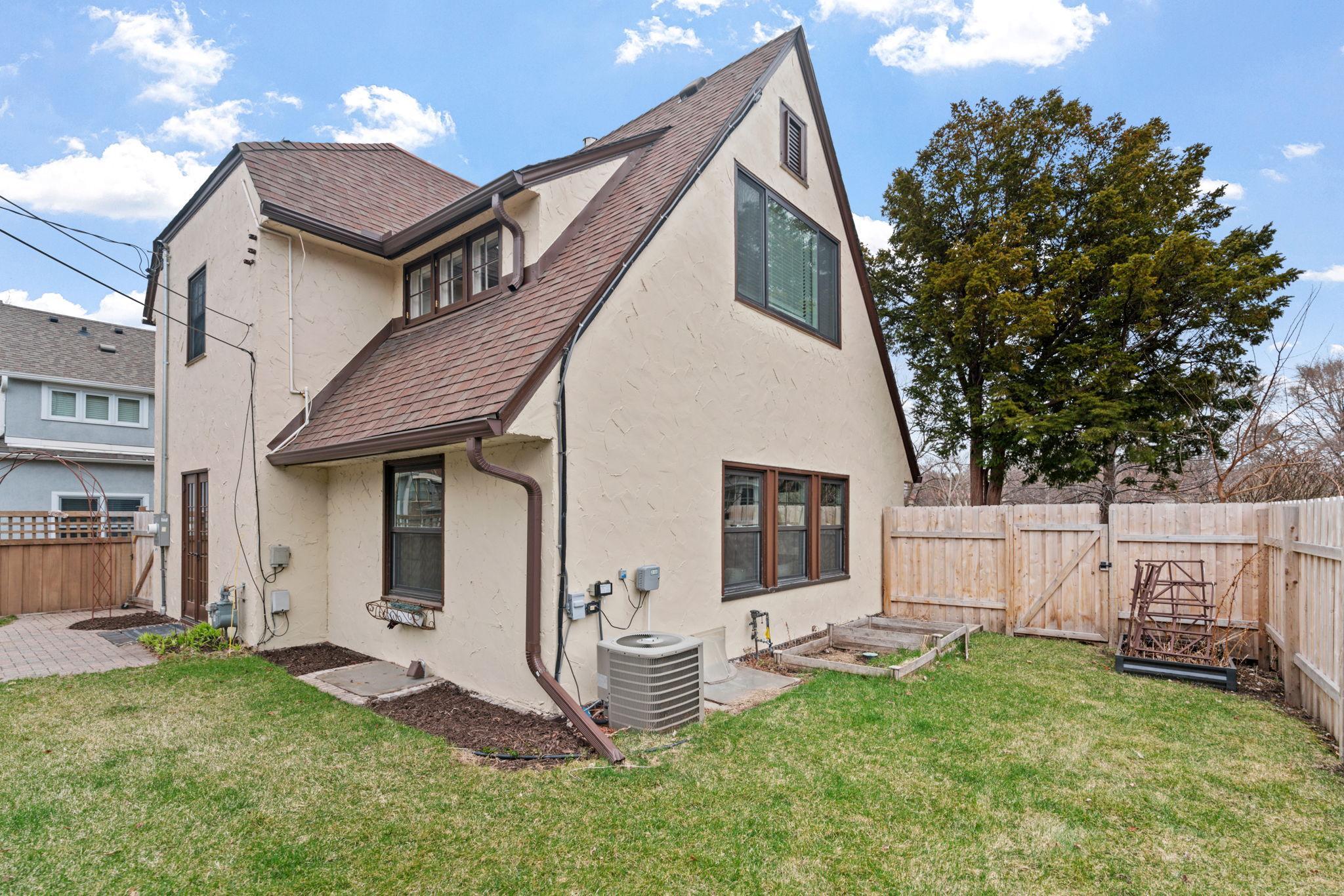 2790 Dean Parkway Property Photo 16