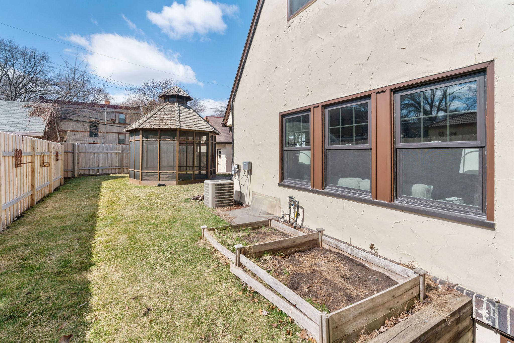 2790 Dean Parkway Property Photo 17