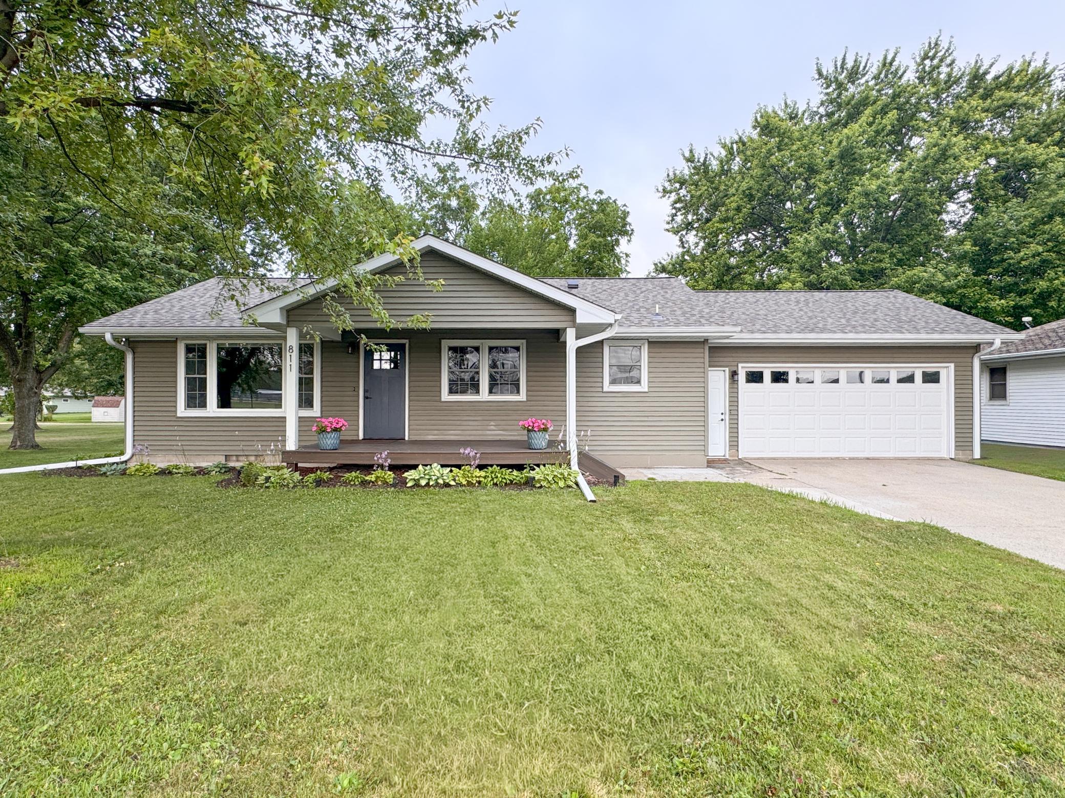 811 8th Street Property Photo 1