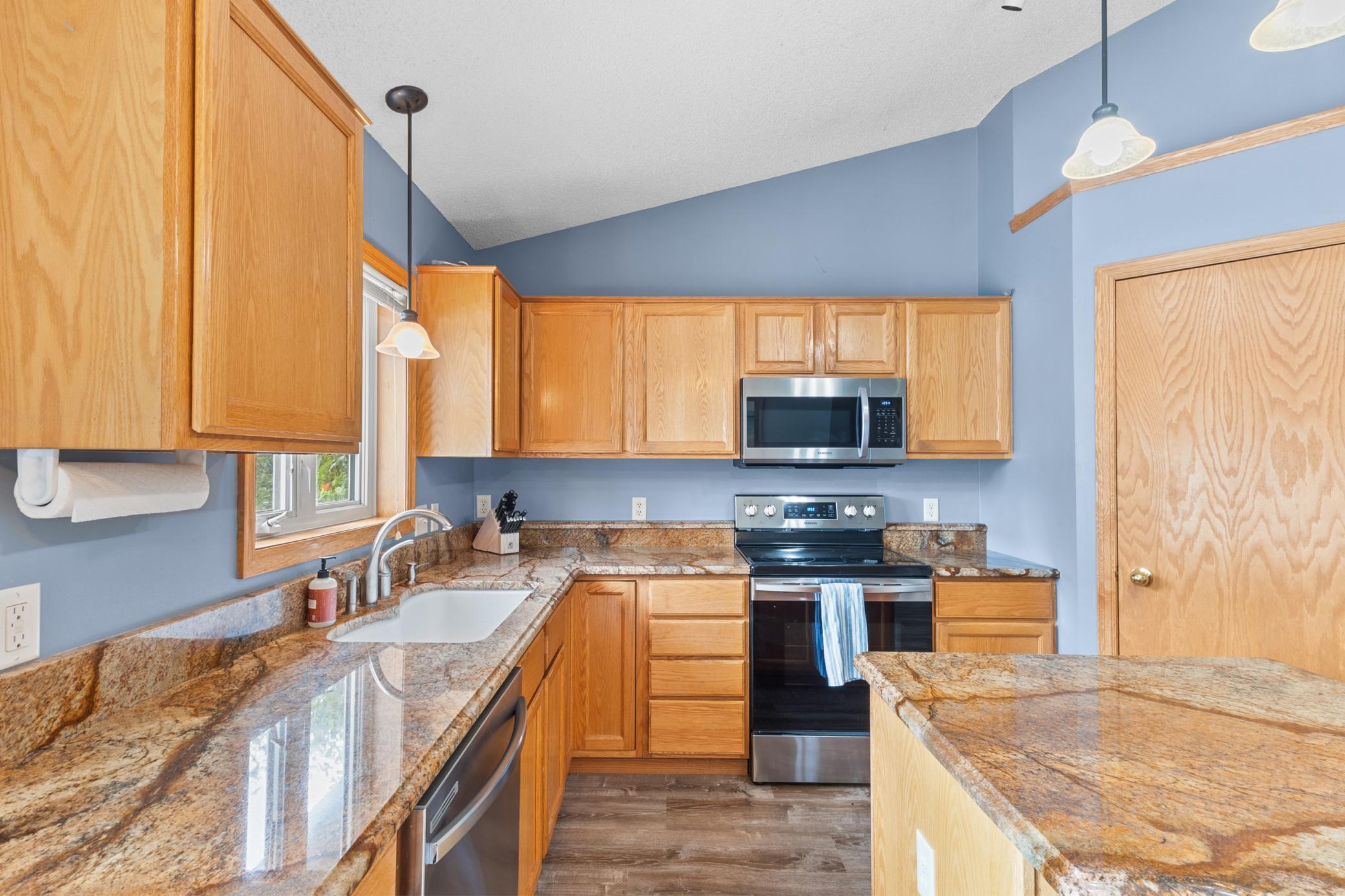 15712 Crocus Avenue W Property Photo 6