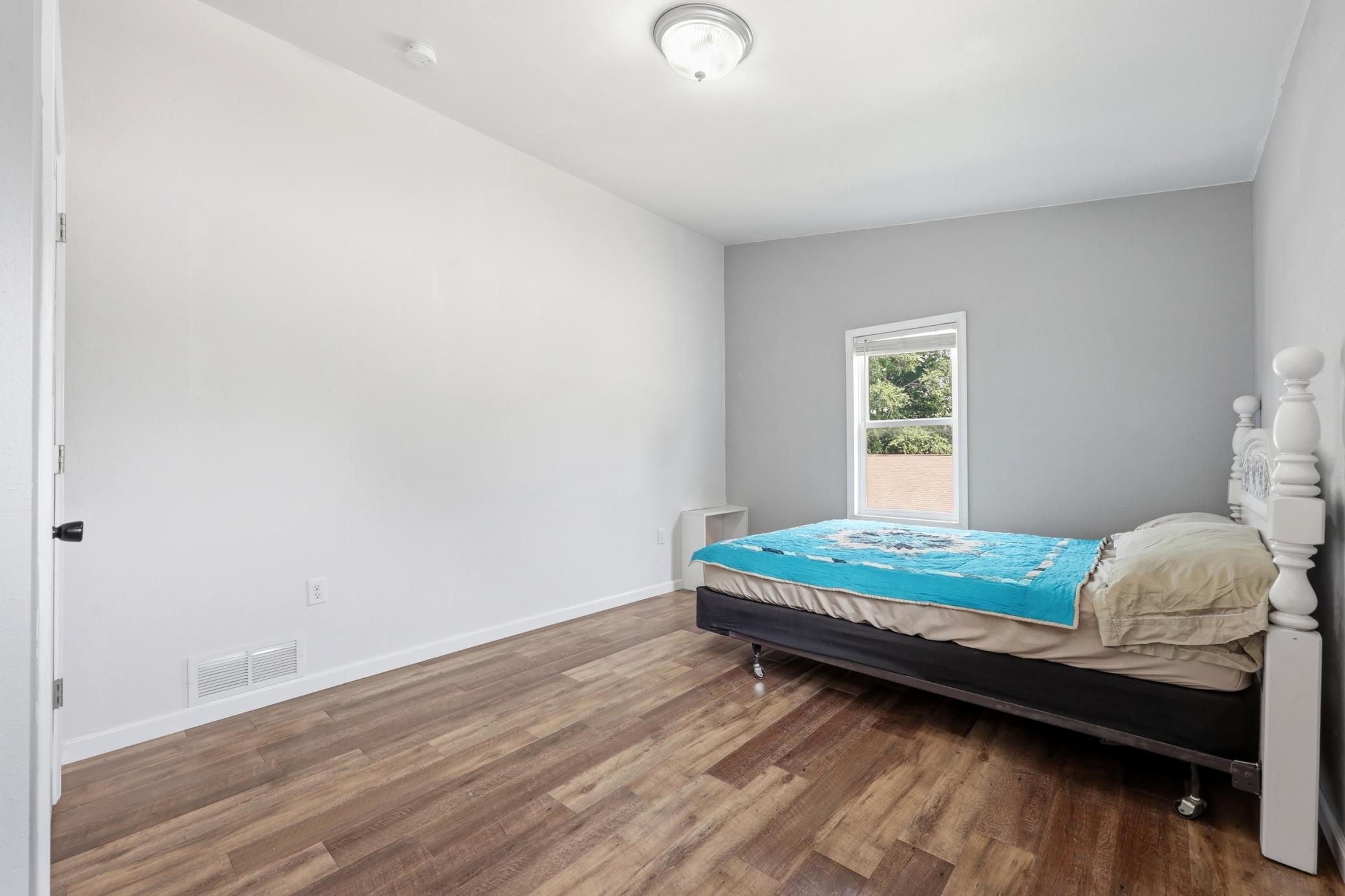 811 1st Avenue E Property Photo 25
