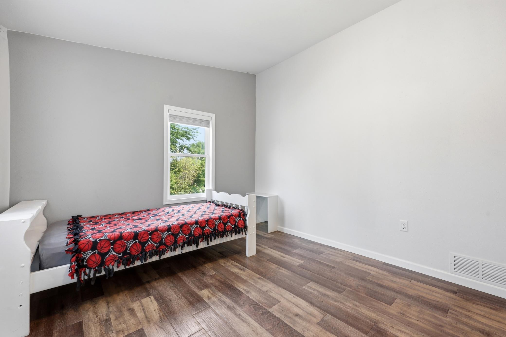 811 1st Avenue E Property Photo 28
