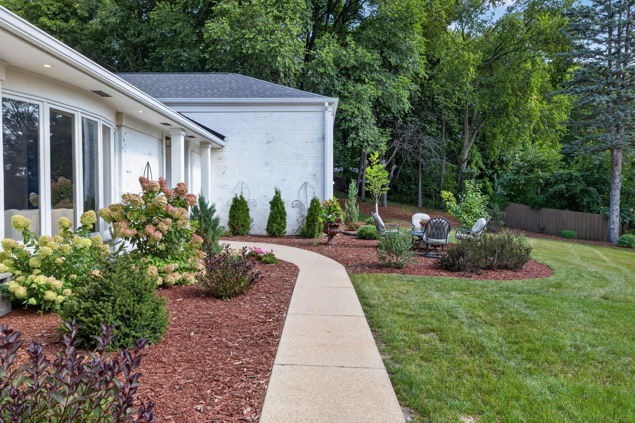 3945 Hillcrest Way Property Photo 6