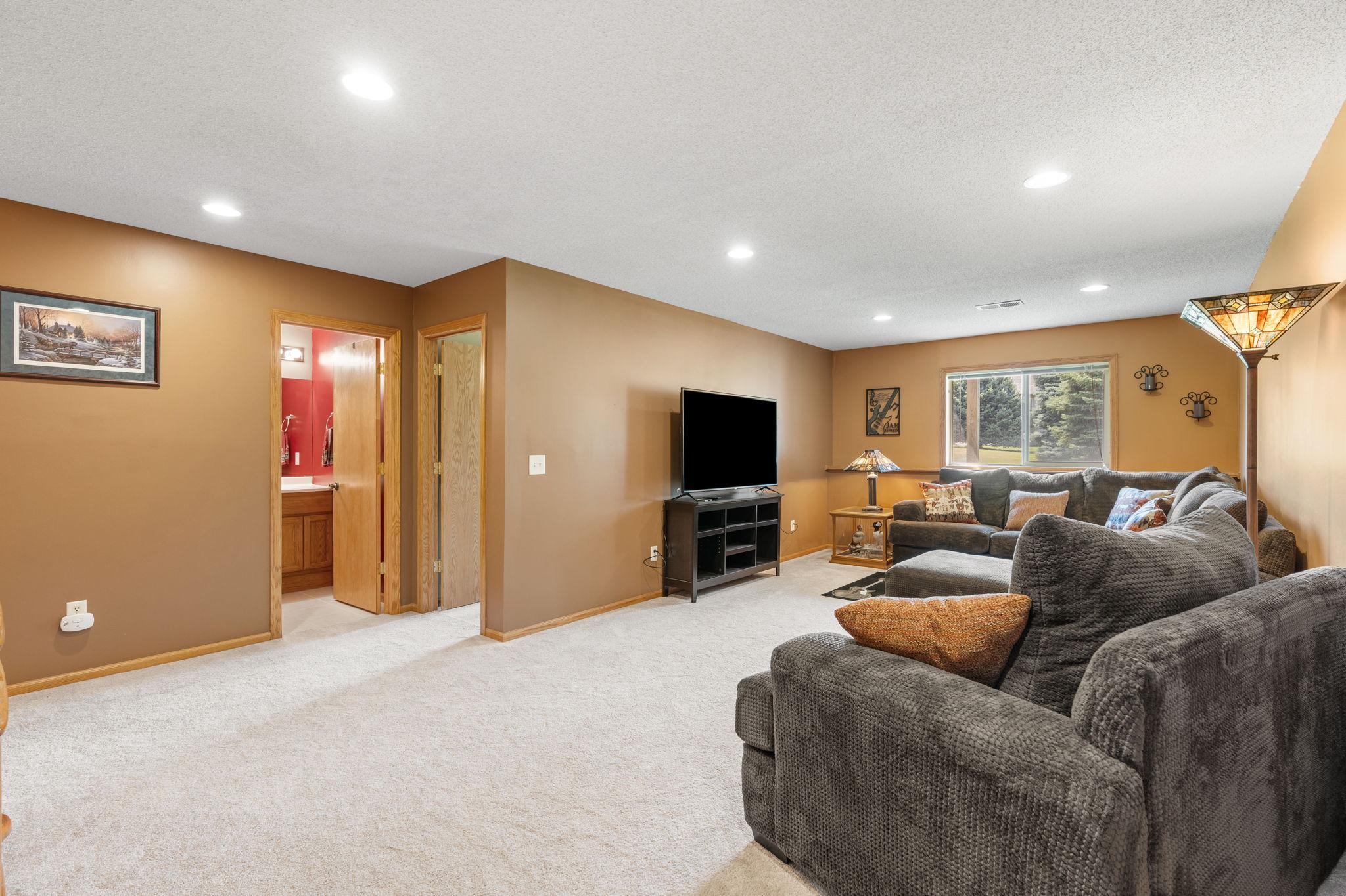 8337 Parkview Avenue Ne Property Photo 12