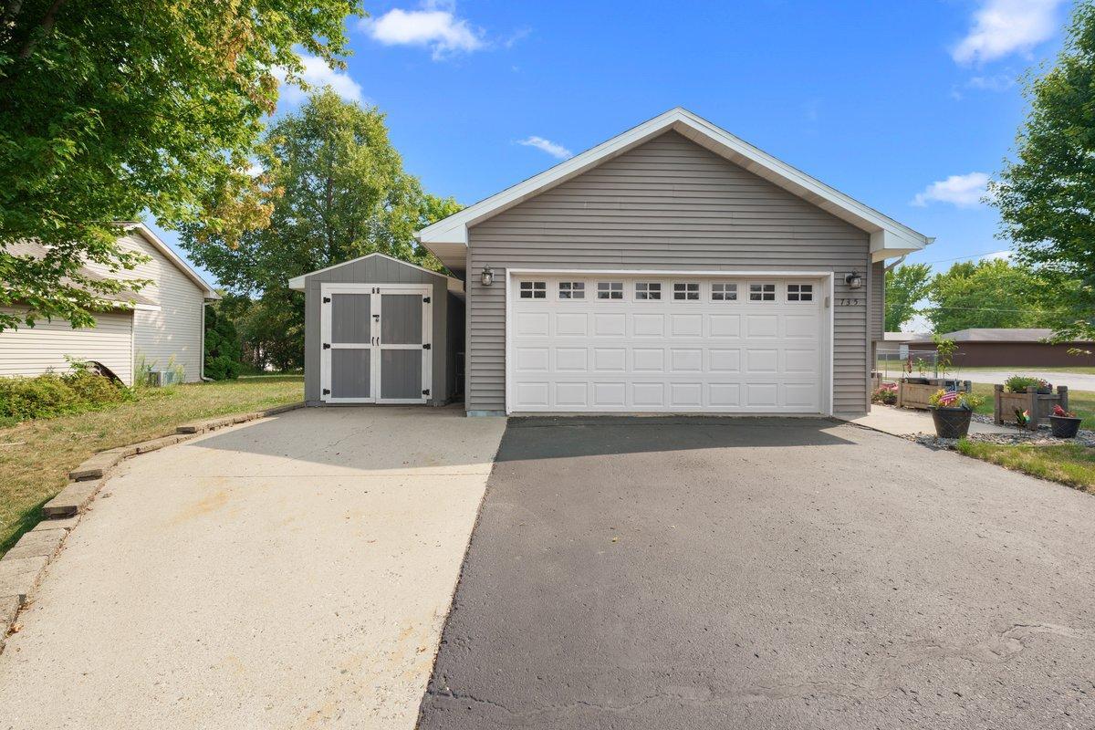 735 Laura Street Property Photo 1