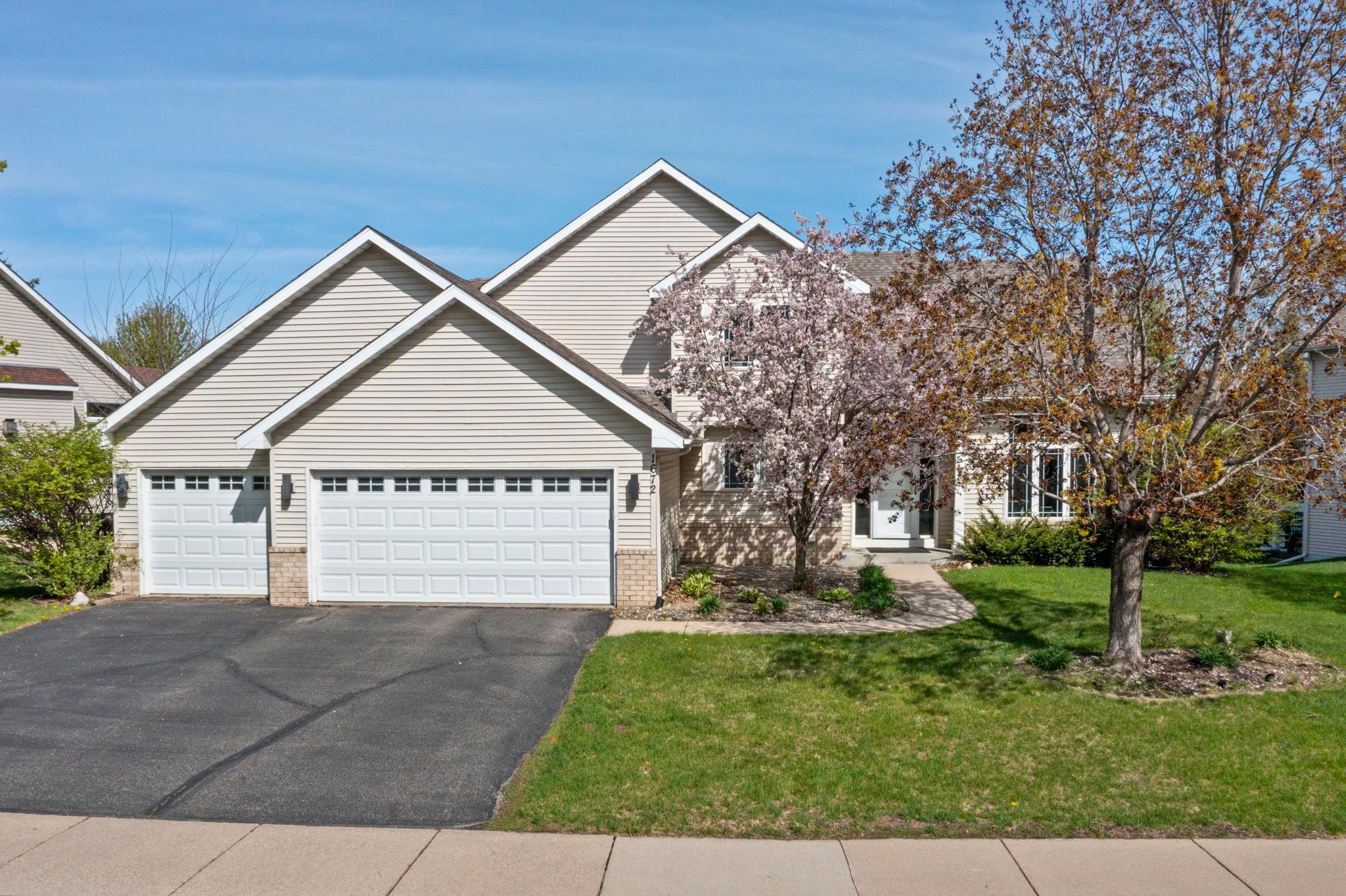 1672 Windsor Drive S Property Photo 3