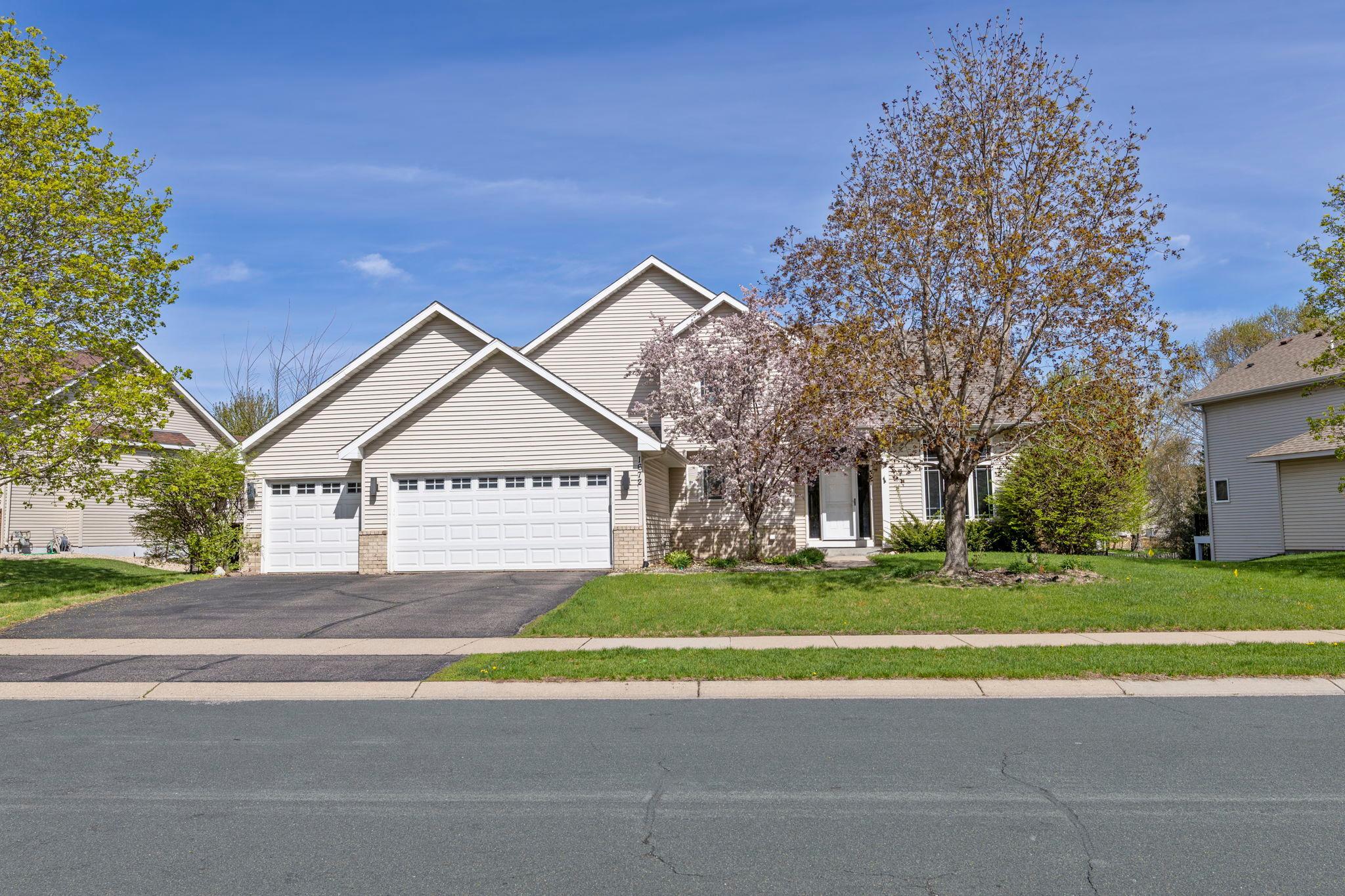 1672 Windsor Drive S Property Photo 4