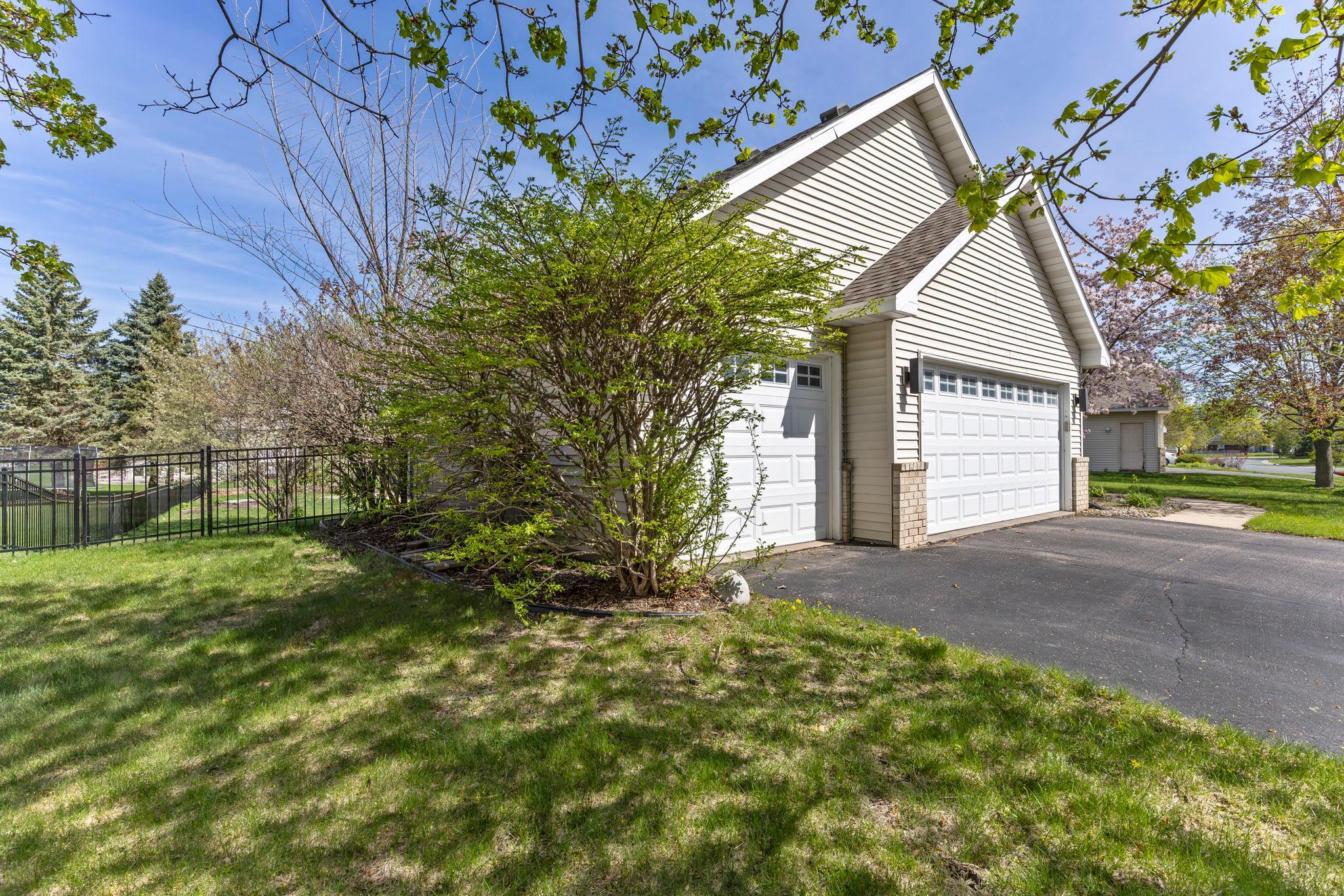 1672 Windsor Drive S Property Photo 7