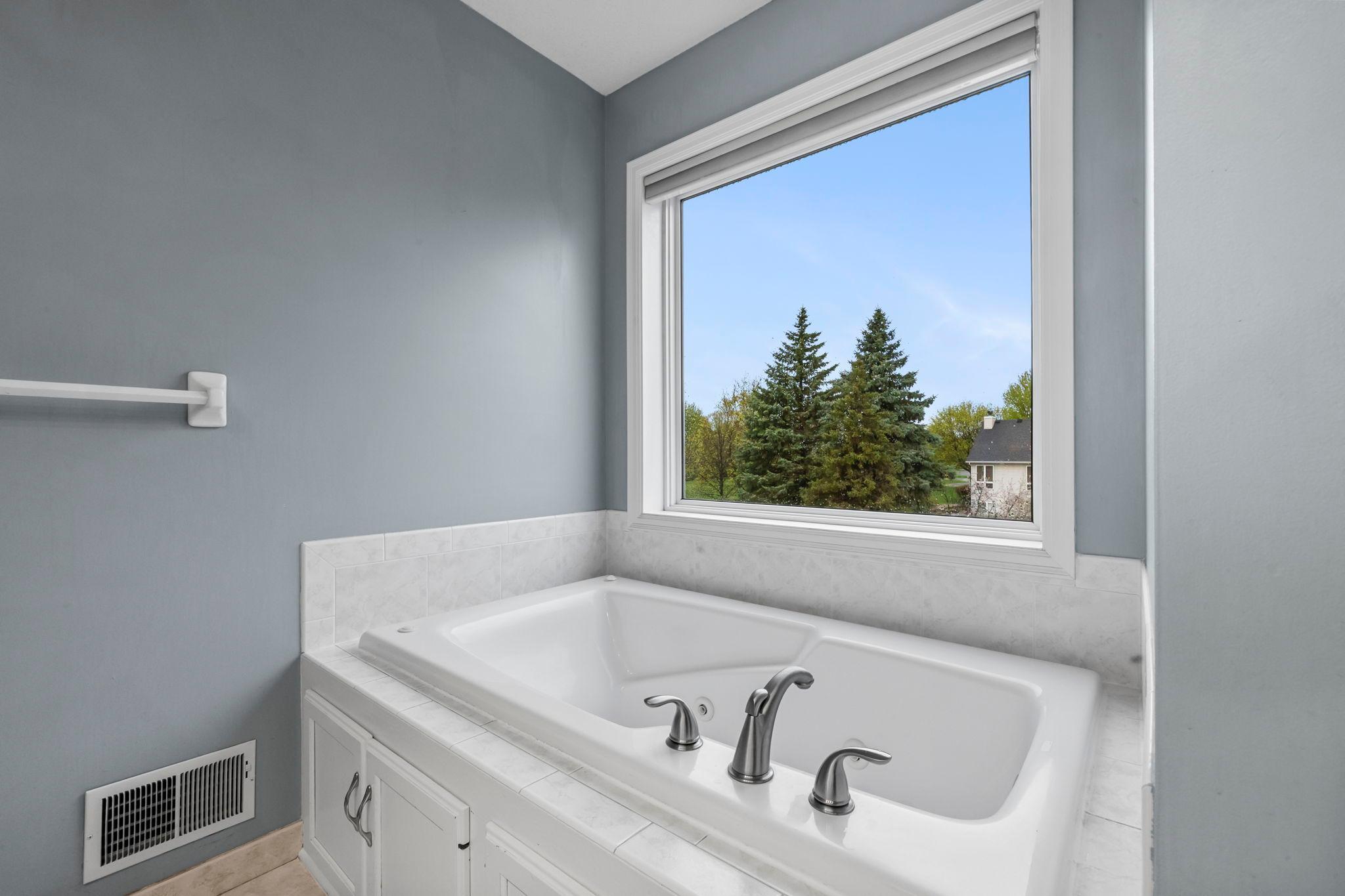 1672 Windsor Drive S Property Photo 44