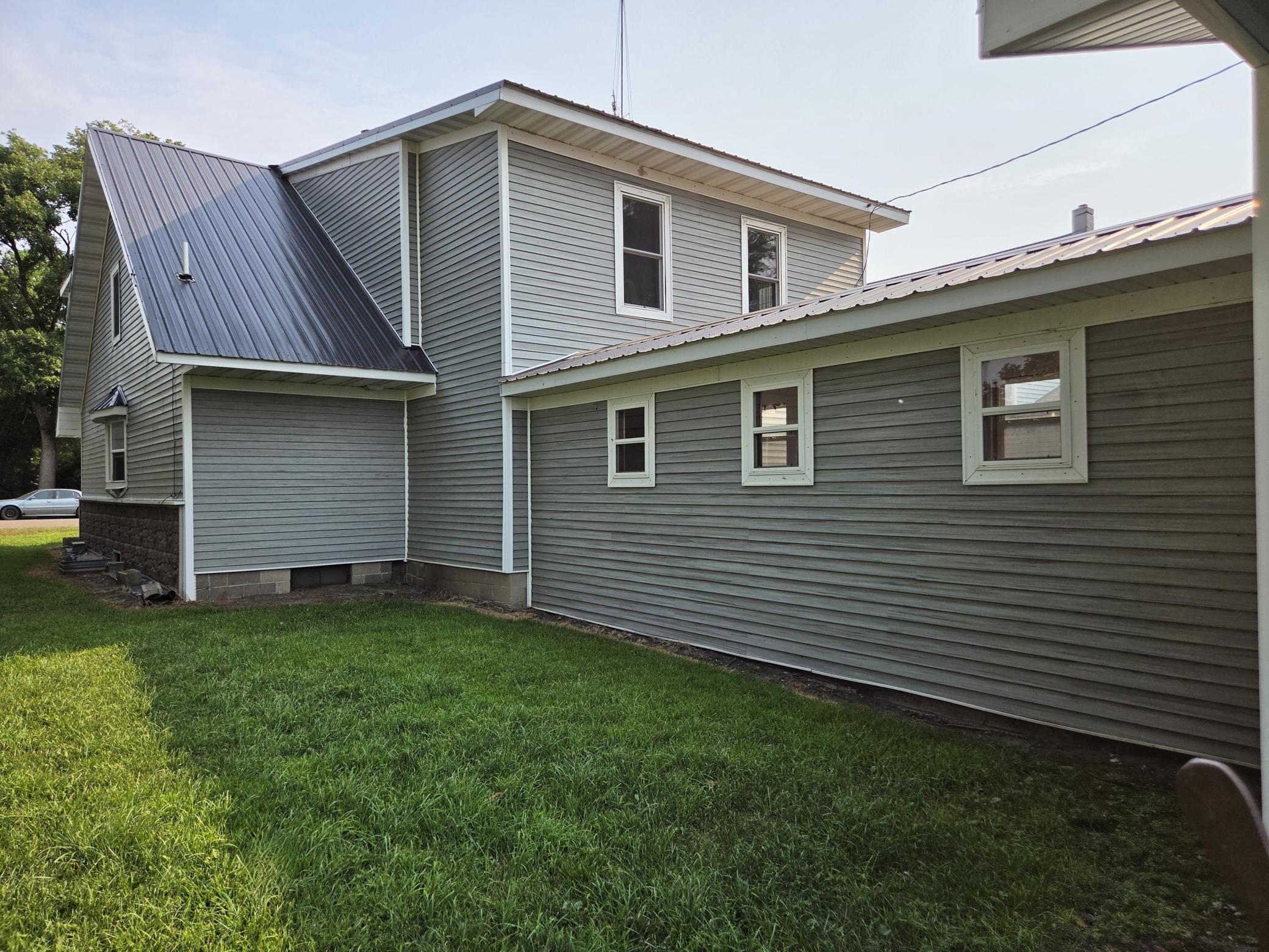 230 2nd Avenue W Property Photo 4