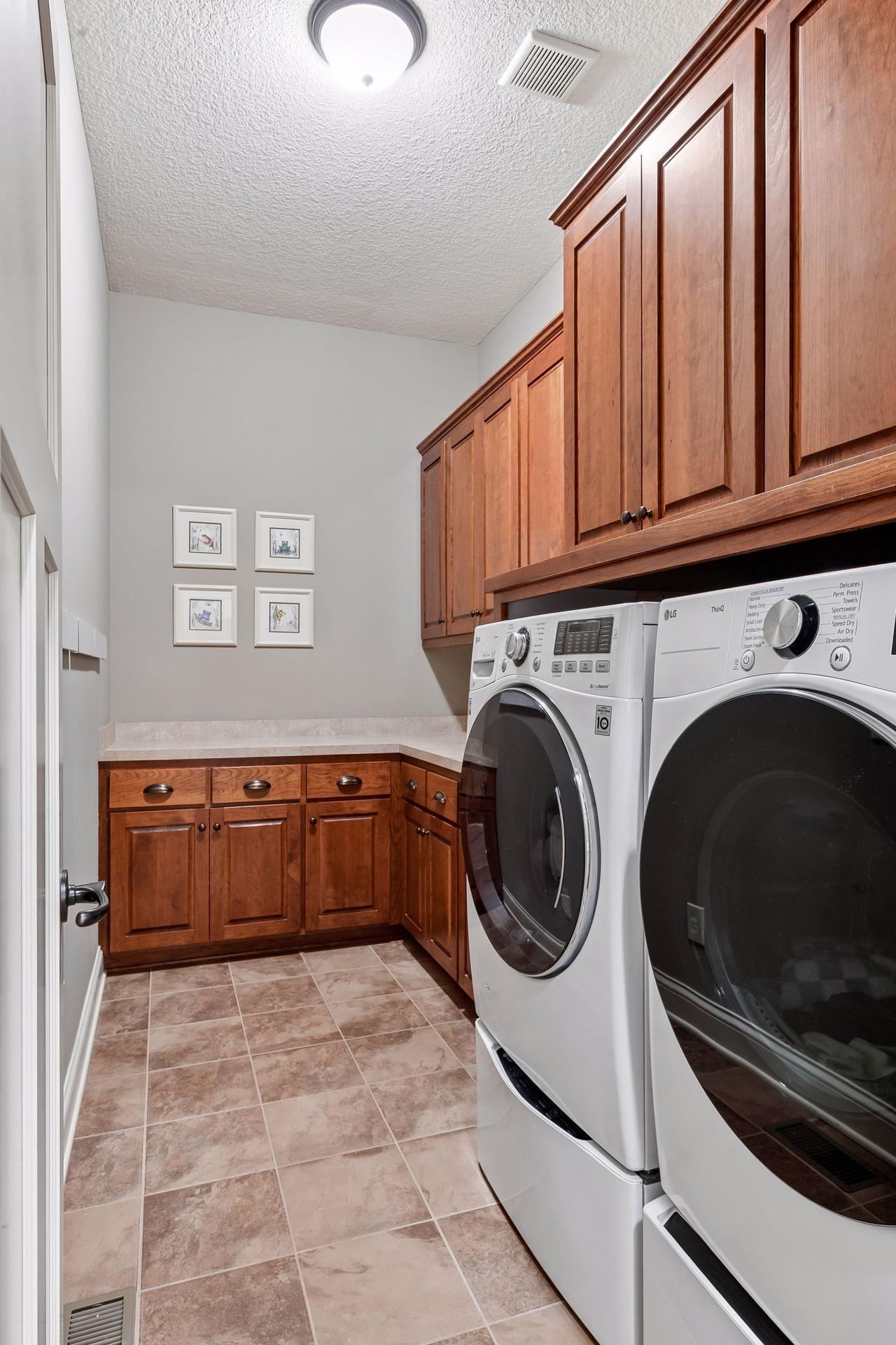 9260 Red Oak Drive Property Photo 14