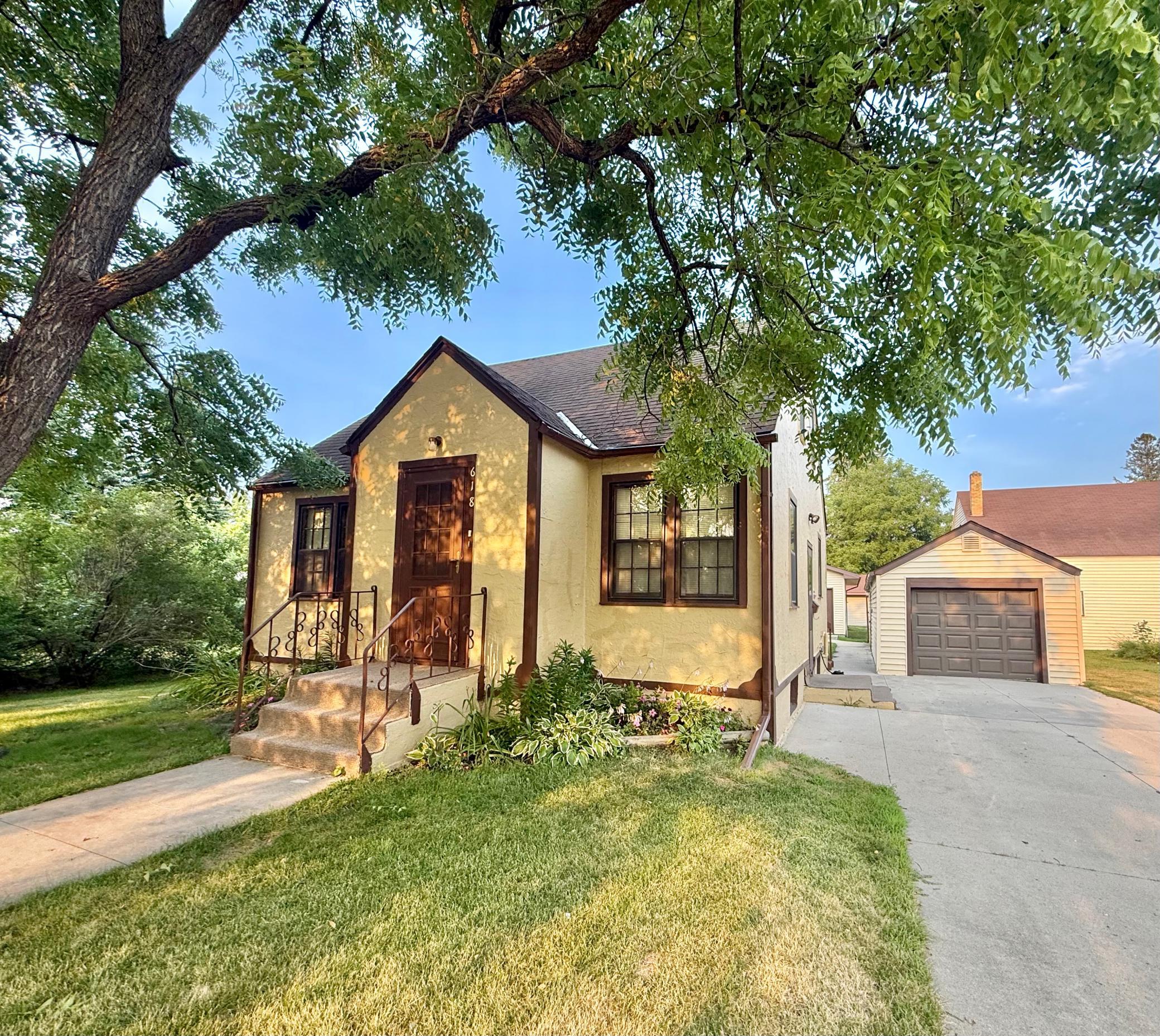 618 Dewey Avenue N Property Photo 1