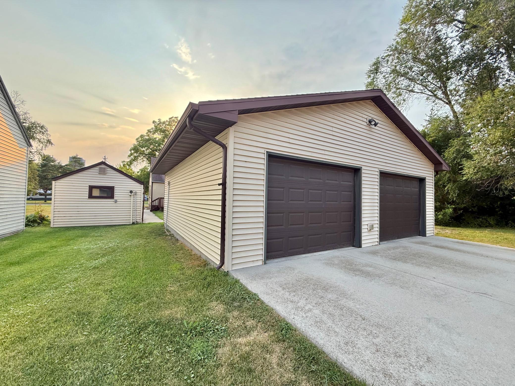 618 Dewey Avenue N Property Photo 2