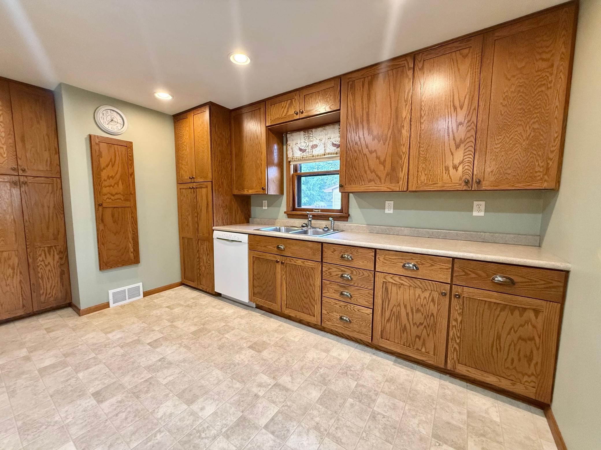 618 Dewey Avenue N Property Photo 10