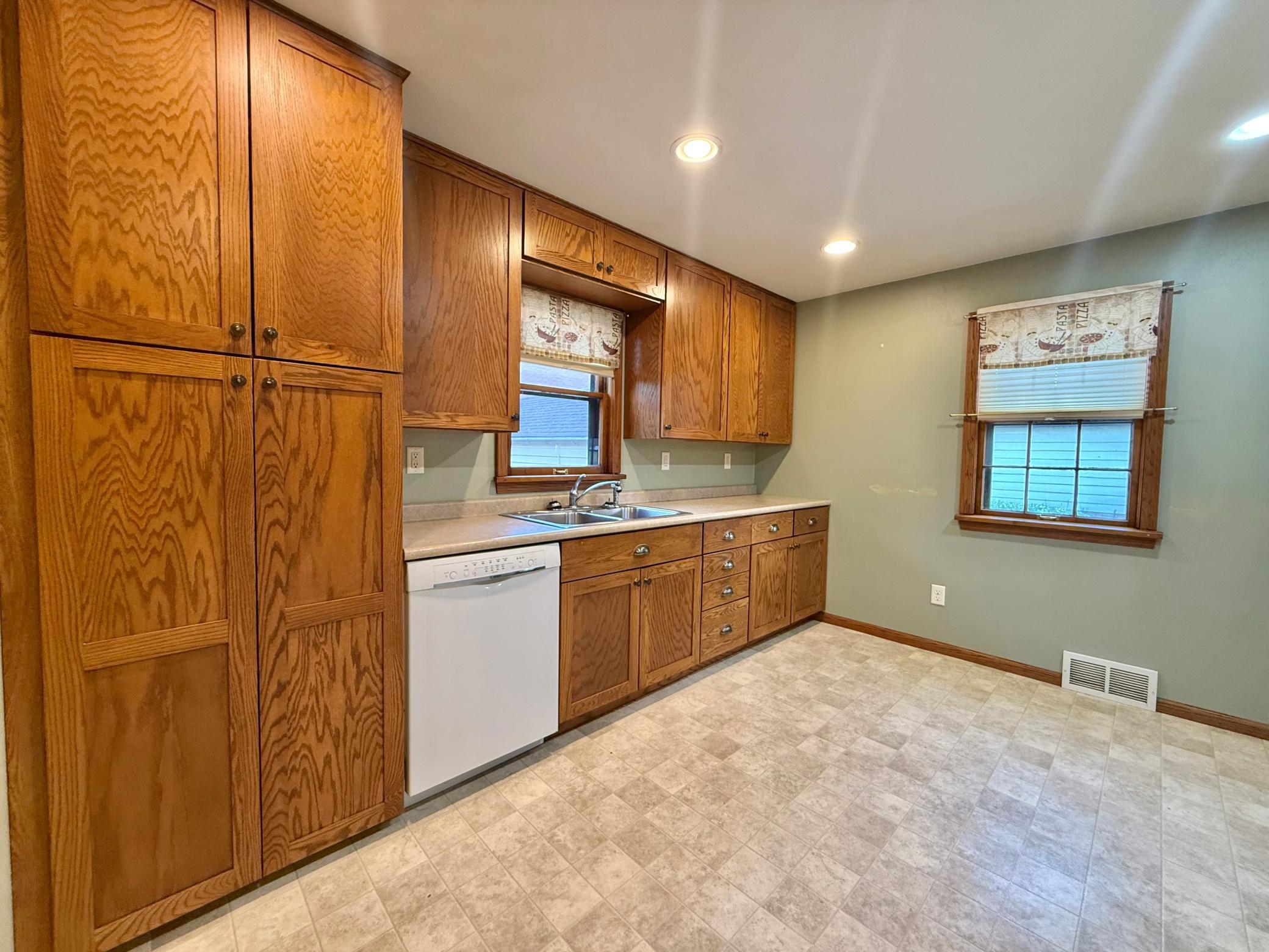 618 Dewey Avenue N Property Photo 11
